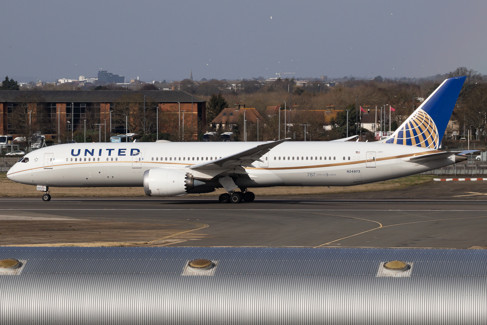 Full size: United Airlines Boeing 787-9 N24973 at London Heathrow International Airport
