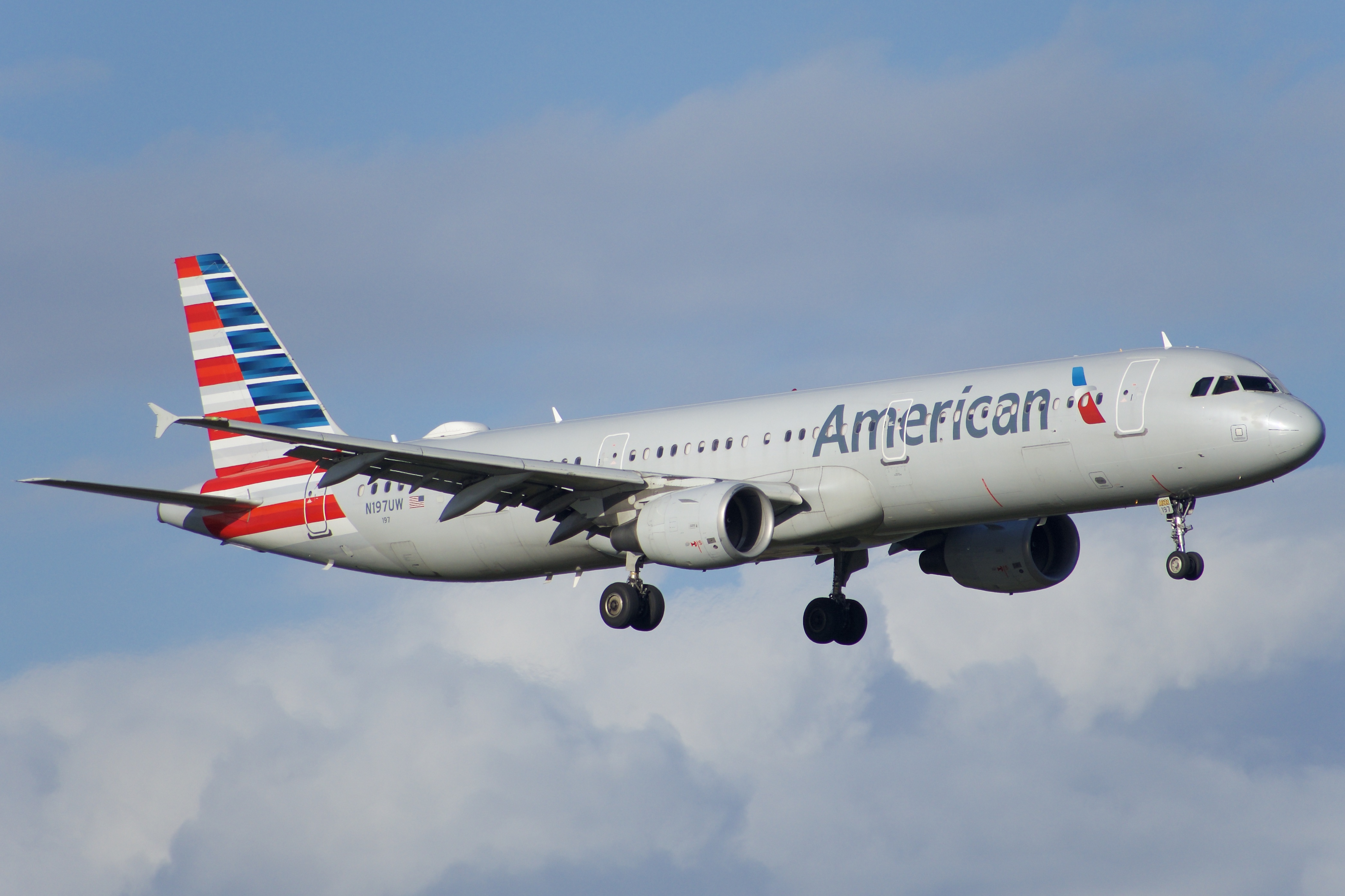 Full size: American Airlines Airbus A321-200 N197UW at Orlando International Airport
