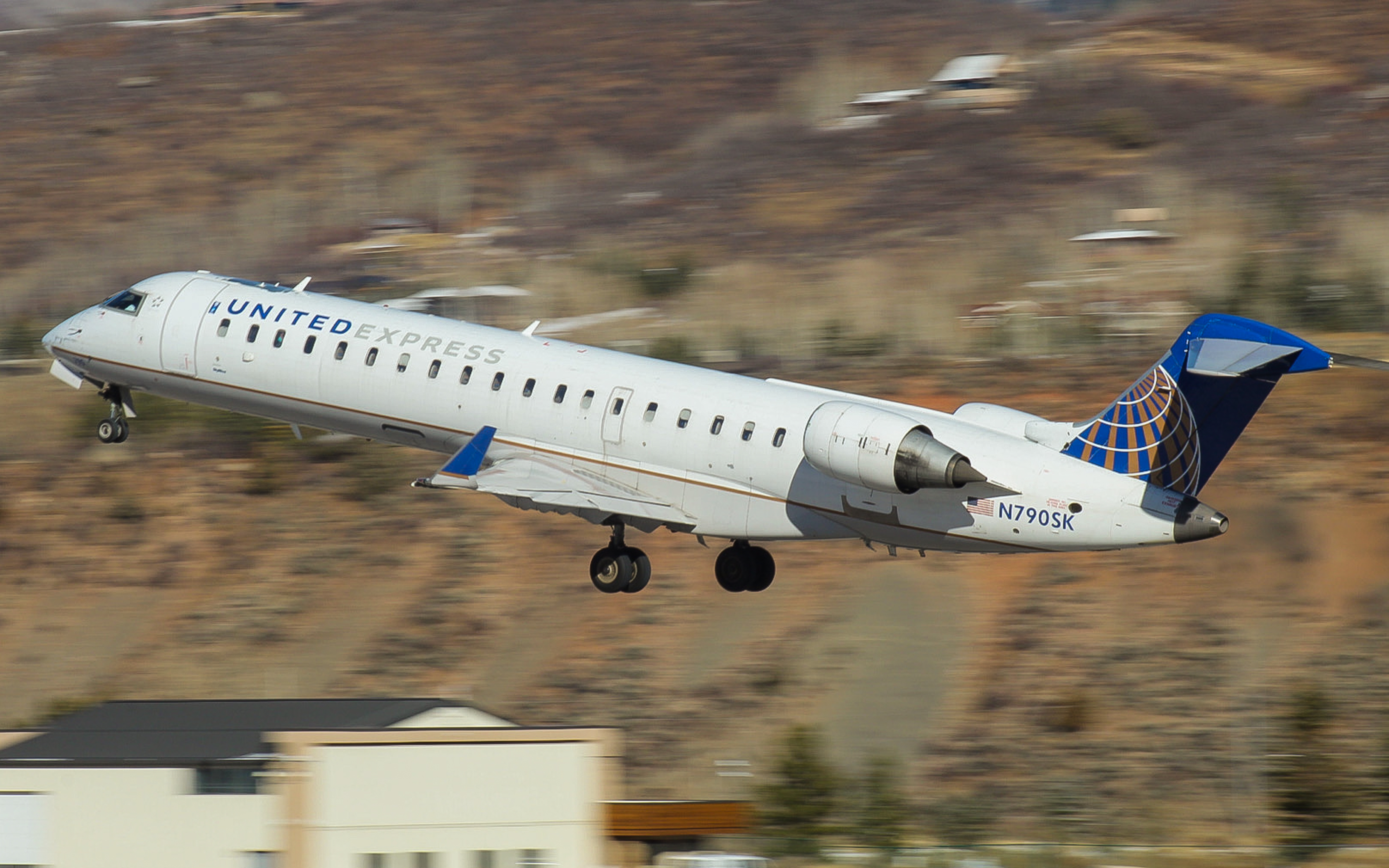Full size: United Express Mitsubishi CRJ-700 N790SK at Aspen-Pitkin County Airport/Sardy Field