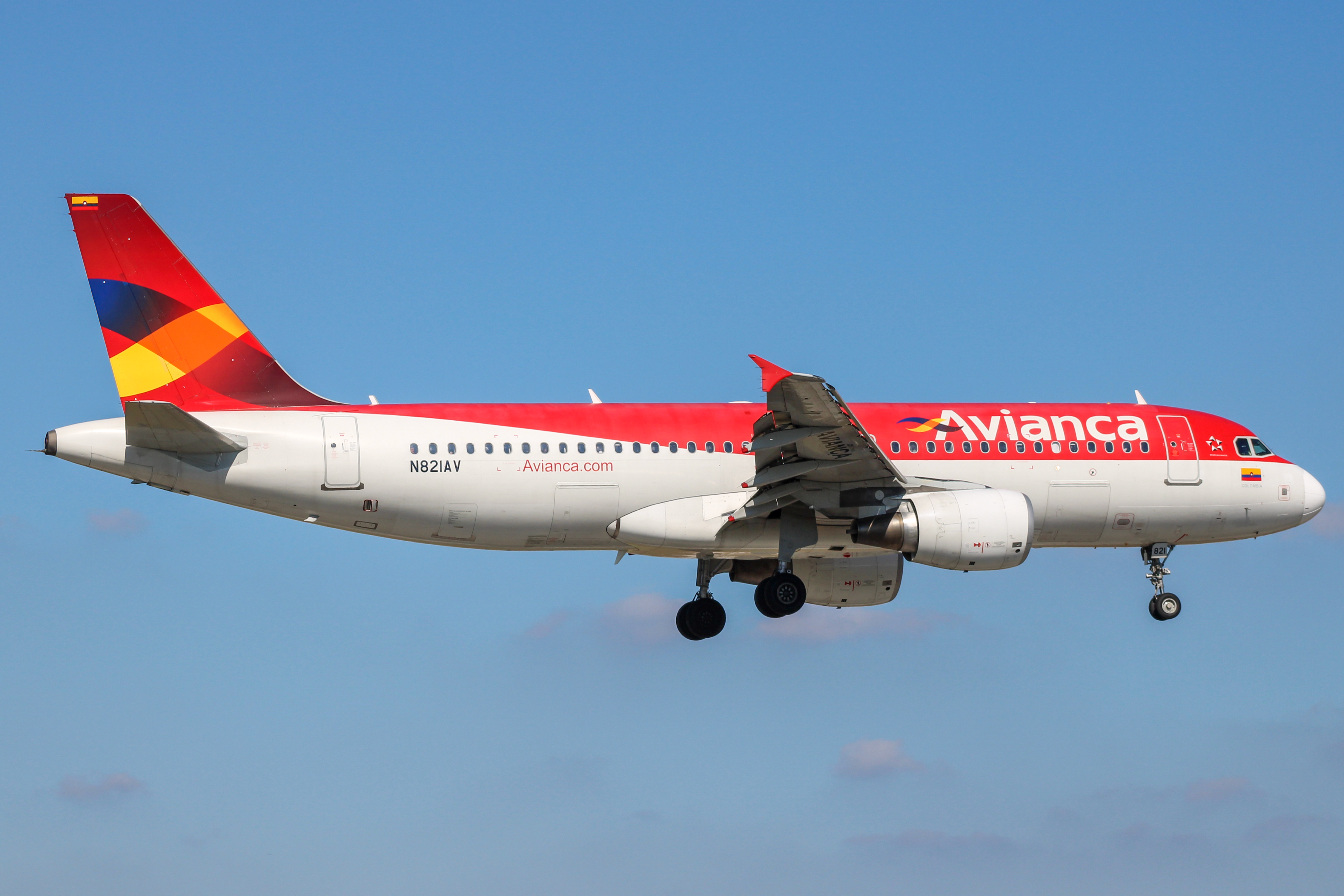 Full size: Avianca Airbus A320 N821AV at Miami International Airport