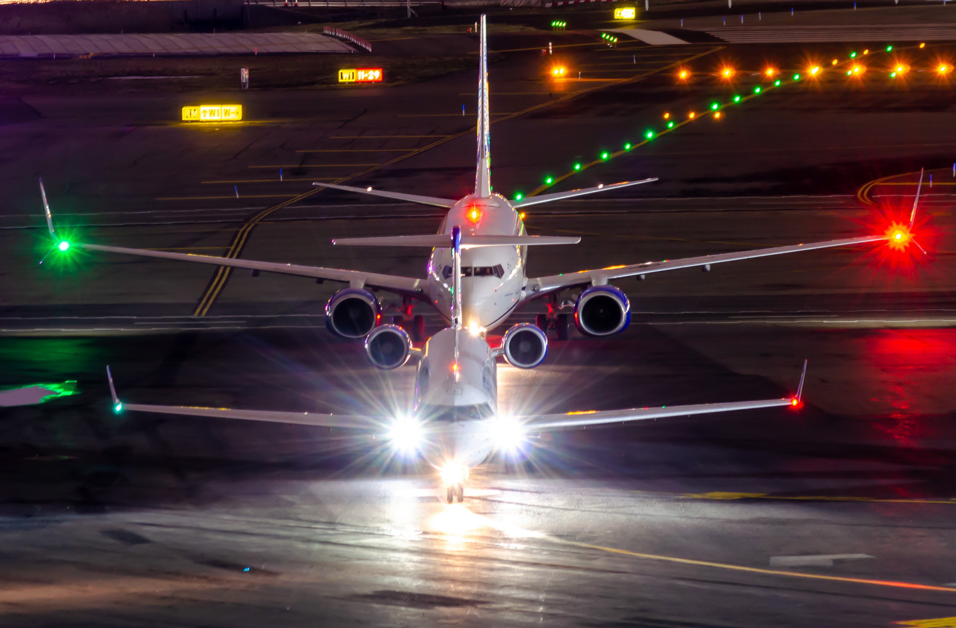 Full size: United Express Mitsubishi CRJ-700 N554GJ at Newark Liberty International Airport