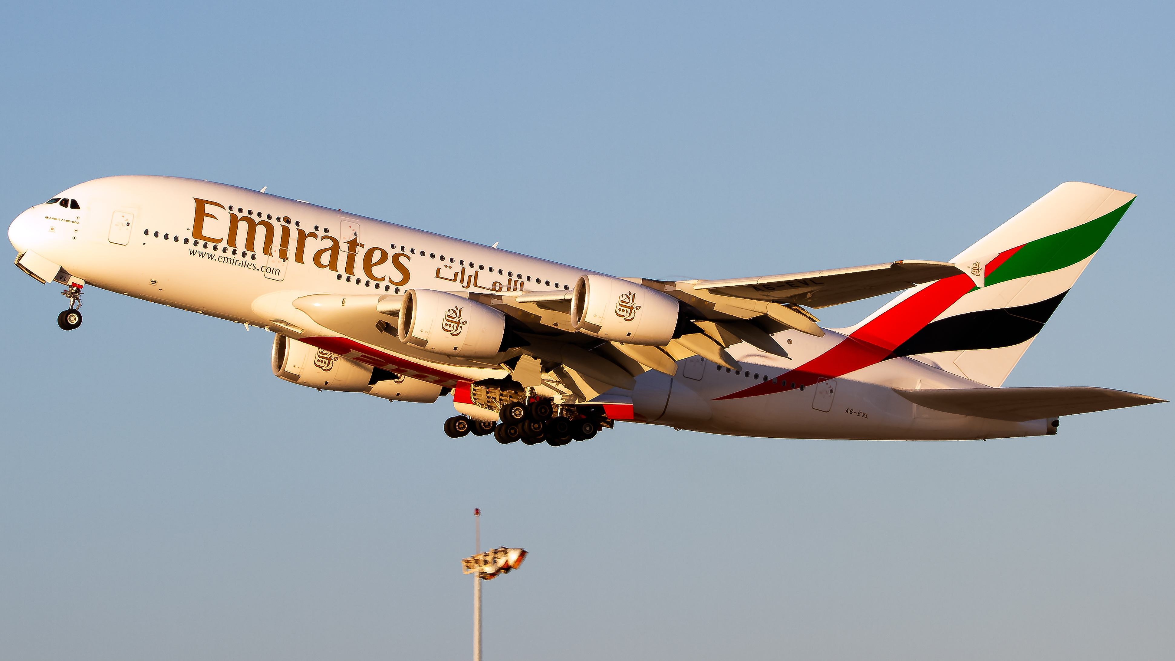 Full size: Emirates Airbus A380-800 A6-EVL at Los Angeles International Airport