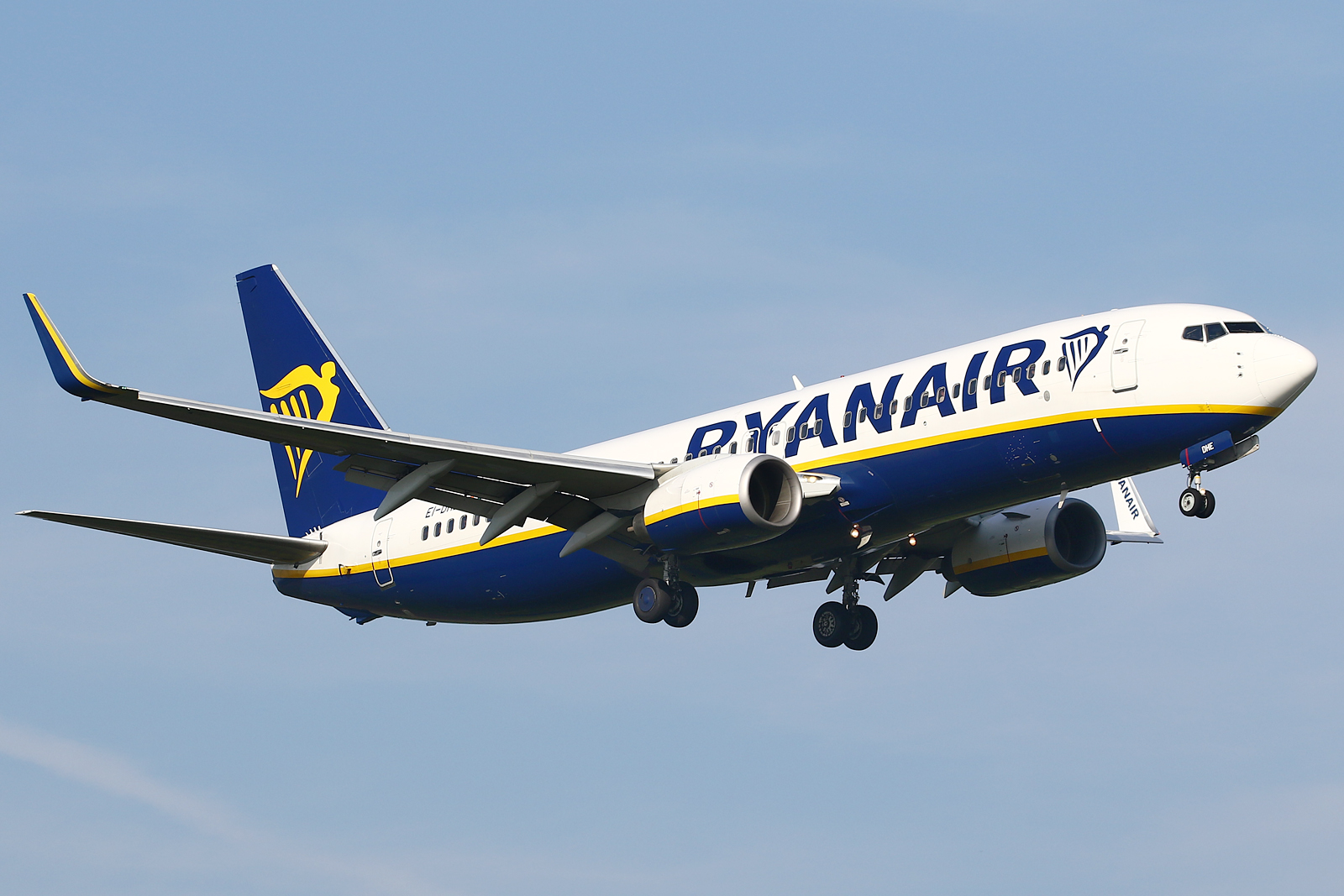 Full size: Ryanair Boeing 737-800 EI-DHE at Eindhoven Airport