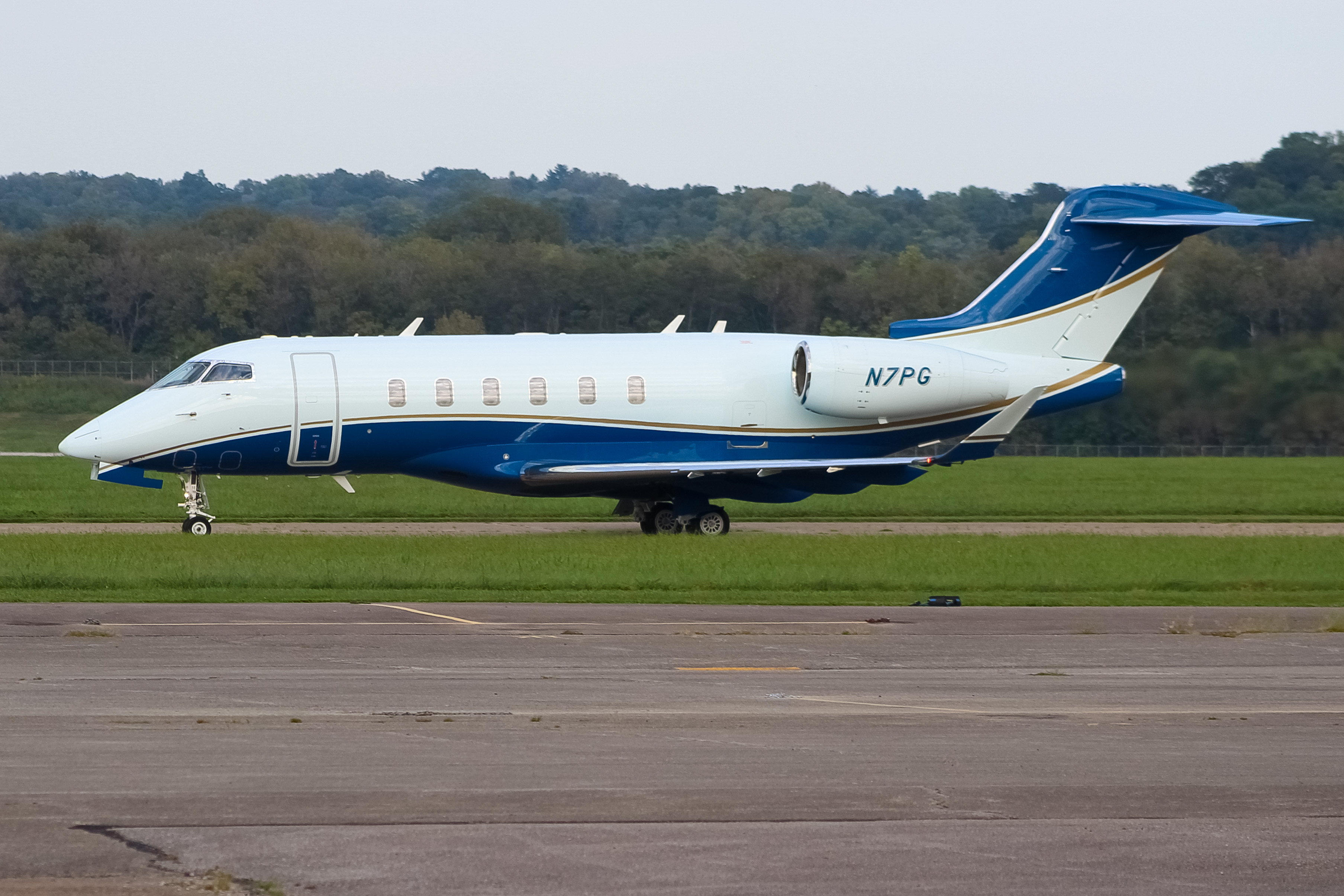 Full size: PRIVATE  Bombardier Challenger 350  N7PG at Cincinnati Municipal Airport/Lunken Field