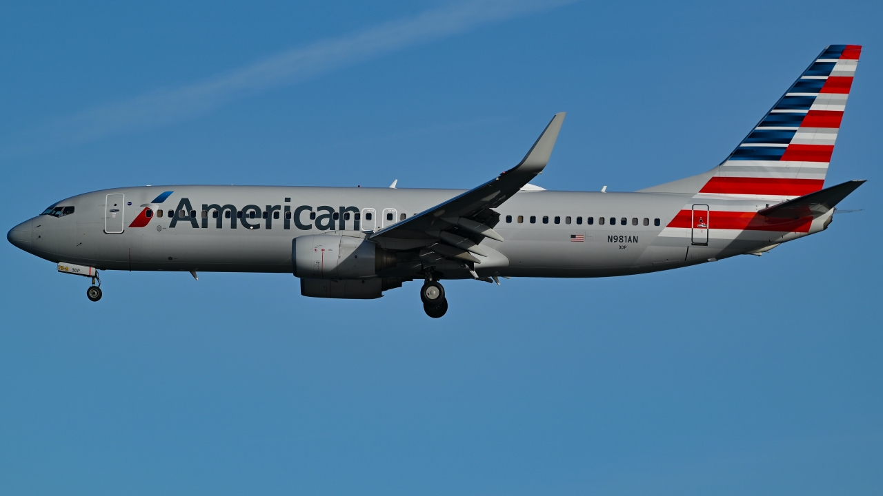 Full size: American Airlines Boeing 737-800 N981AN at Ronald Reagan National Airport