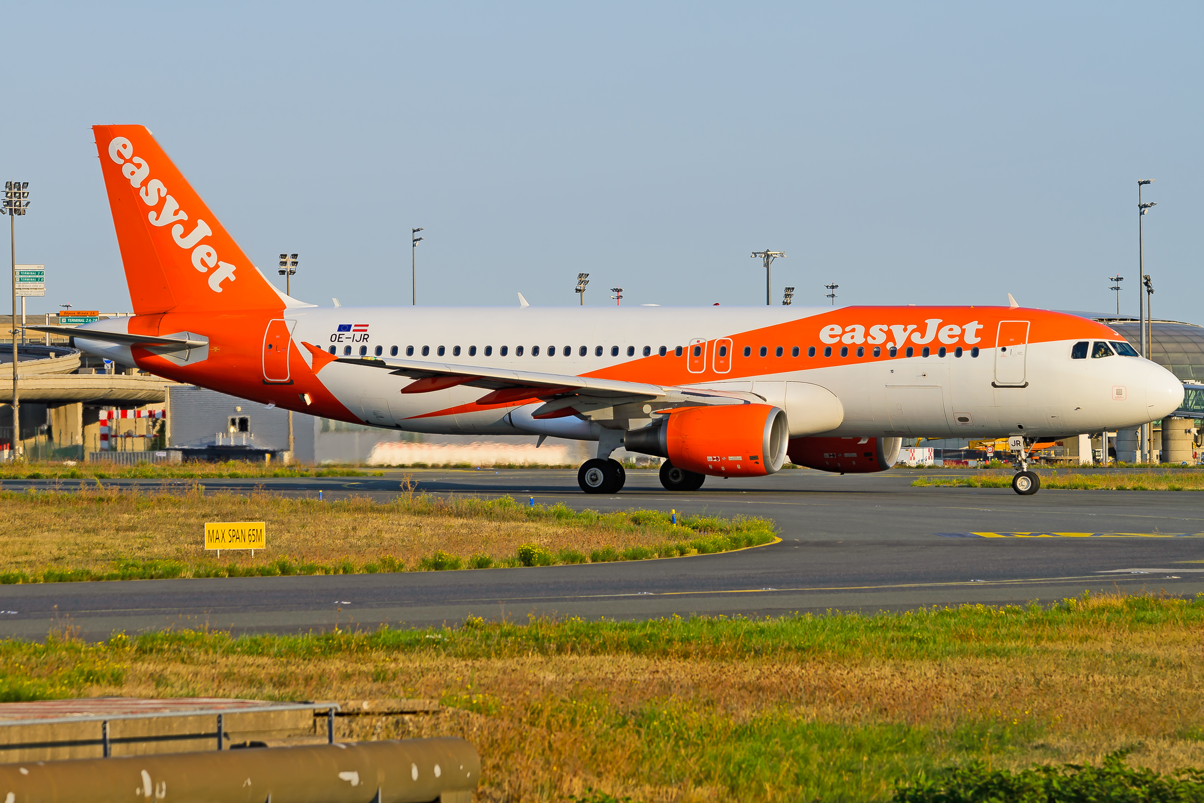 Full size: EasyJet Airbus A320 OE-IJR at Paris Charles de Gaulle Airport