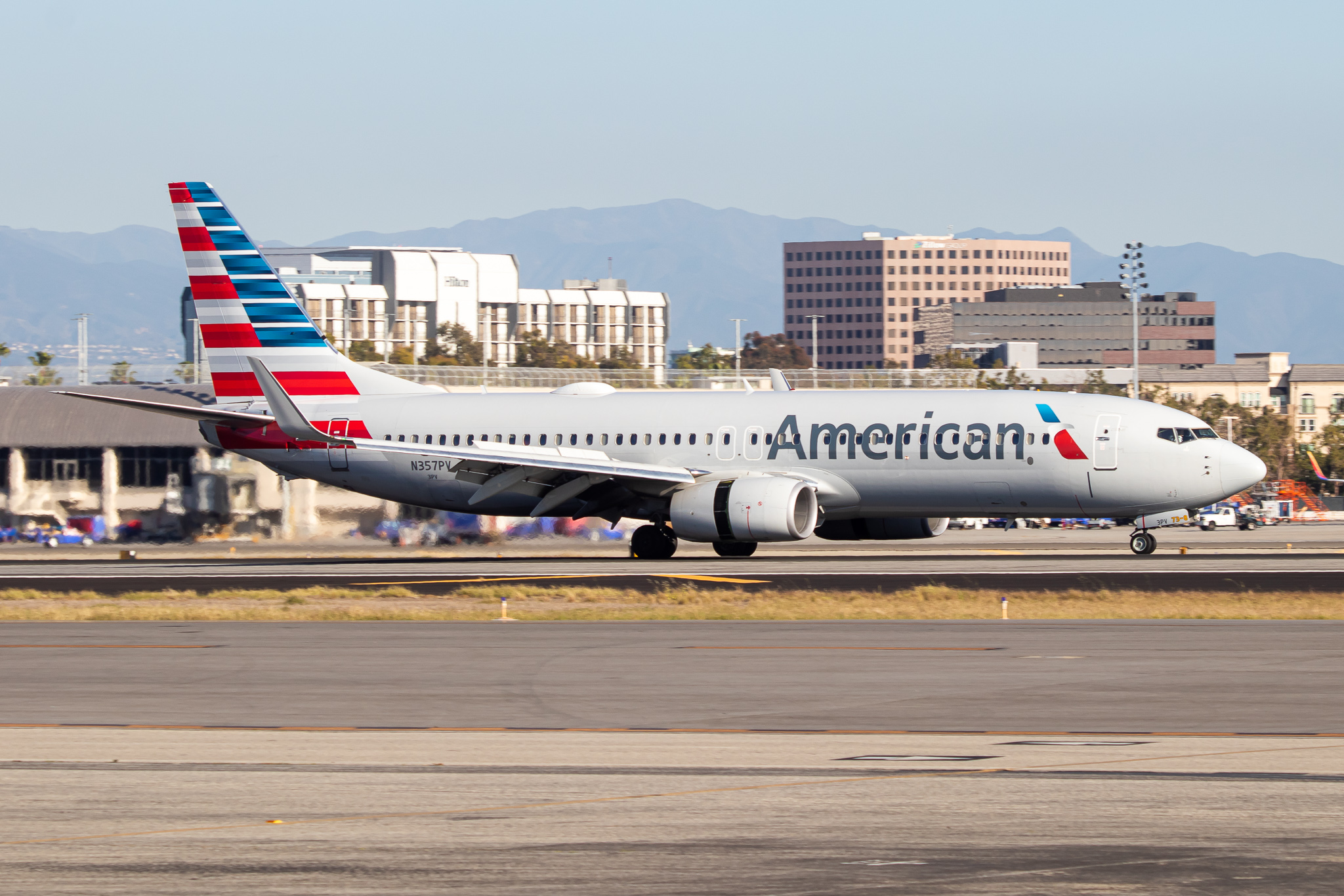 Full size: American Airlines Boeing 737-800 N357PV at John Wayne/Orange County Airport