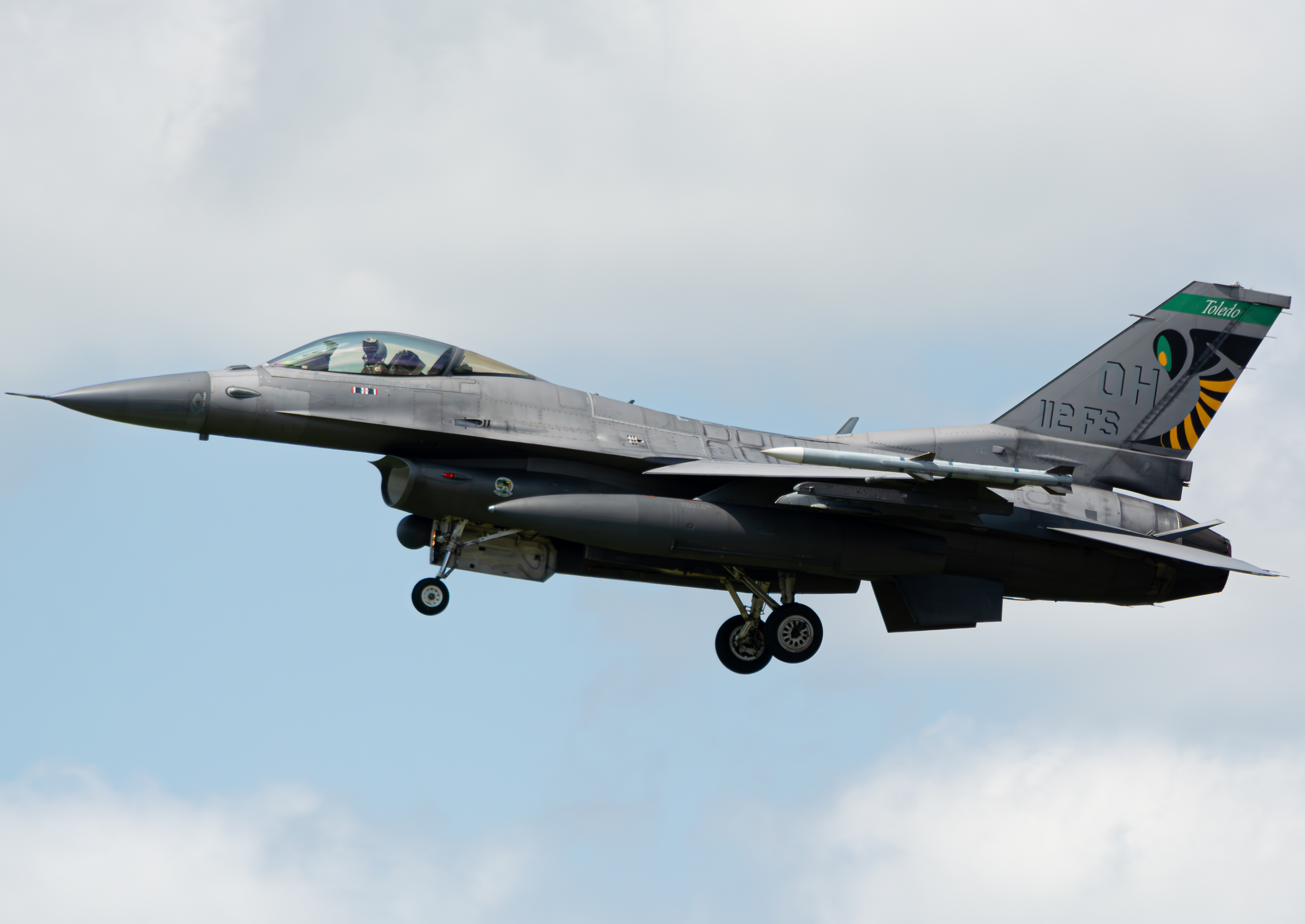 Full size: USAF - United States Air Force General Dynamics F-16 Fighting Falcon 89-2112 at Toledo Express Airport