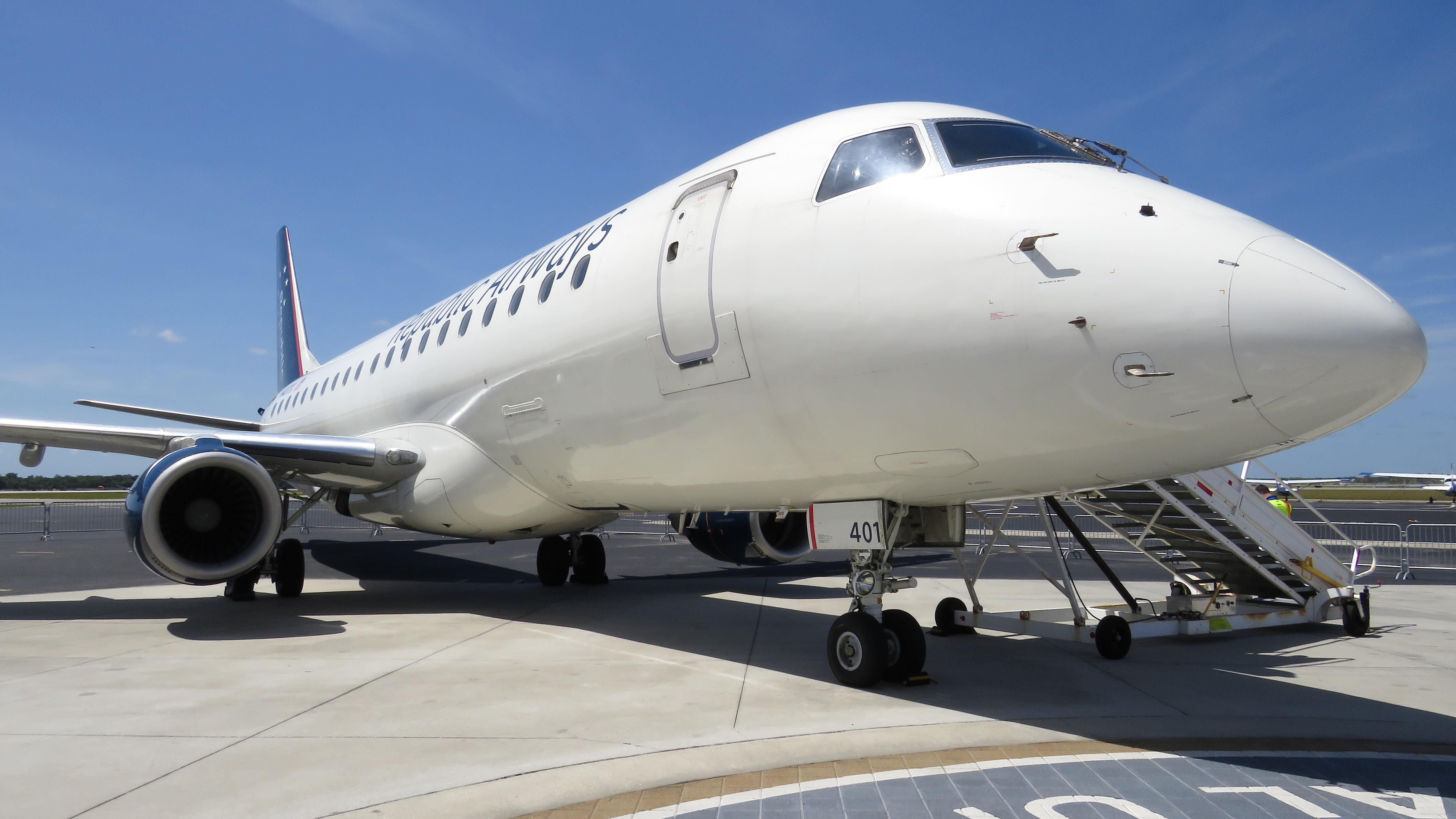 Full size: Republic Airways Embraer E175 N401YX at Daytona Beach International Airport