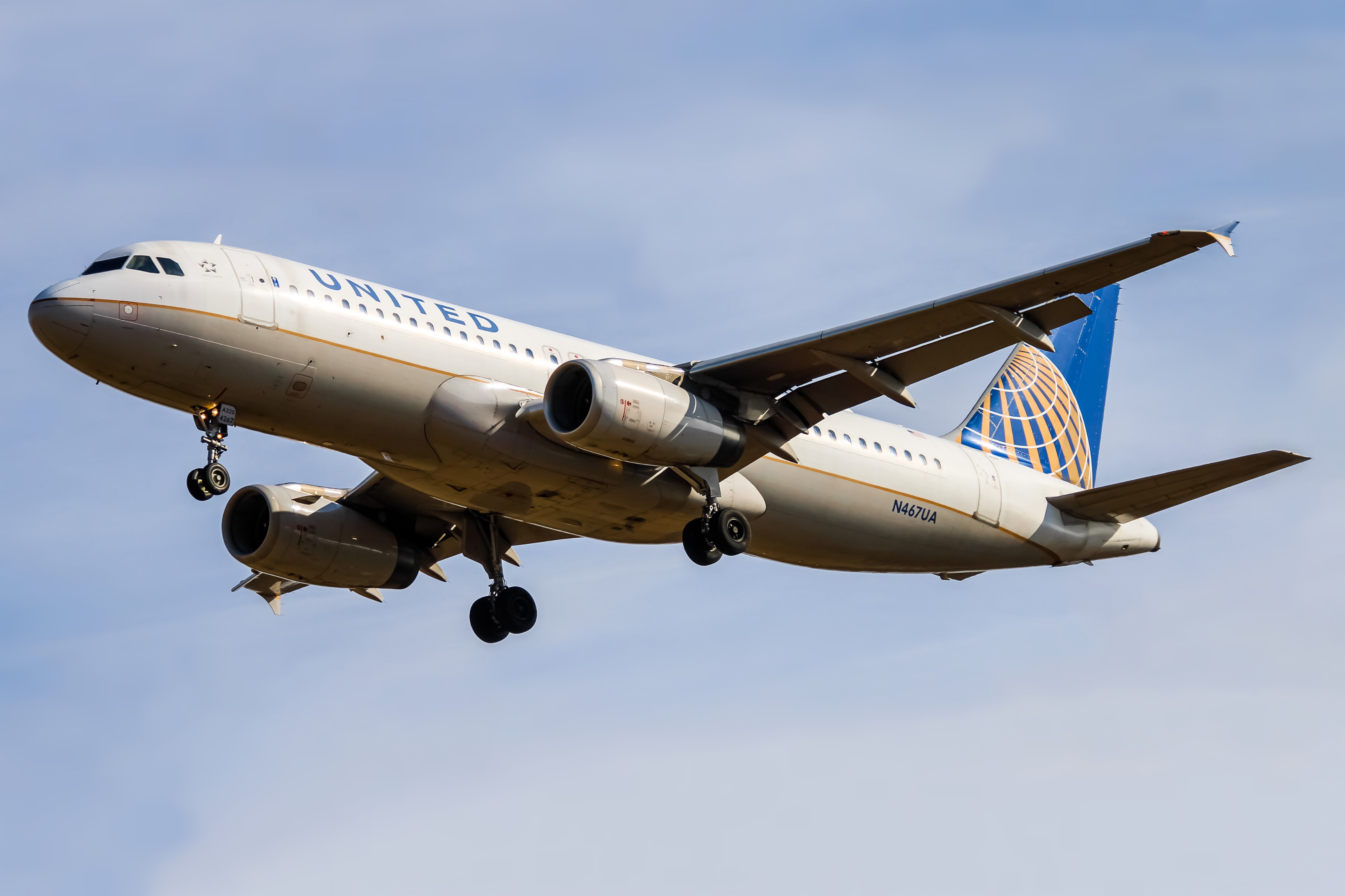 Full size: United Airlines Airbus A320 N448UA at Washington Dulles International Airport