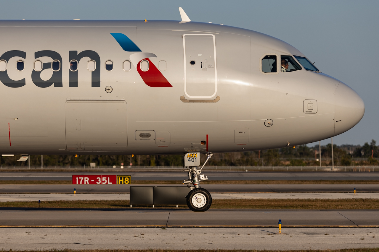 Full size: American Airlines Airbus A321NEO N401AN at Orlando International Airport