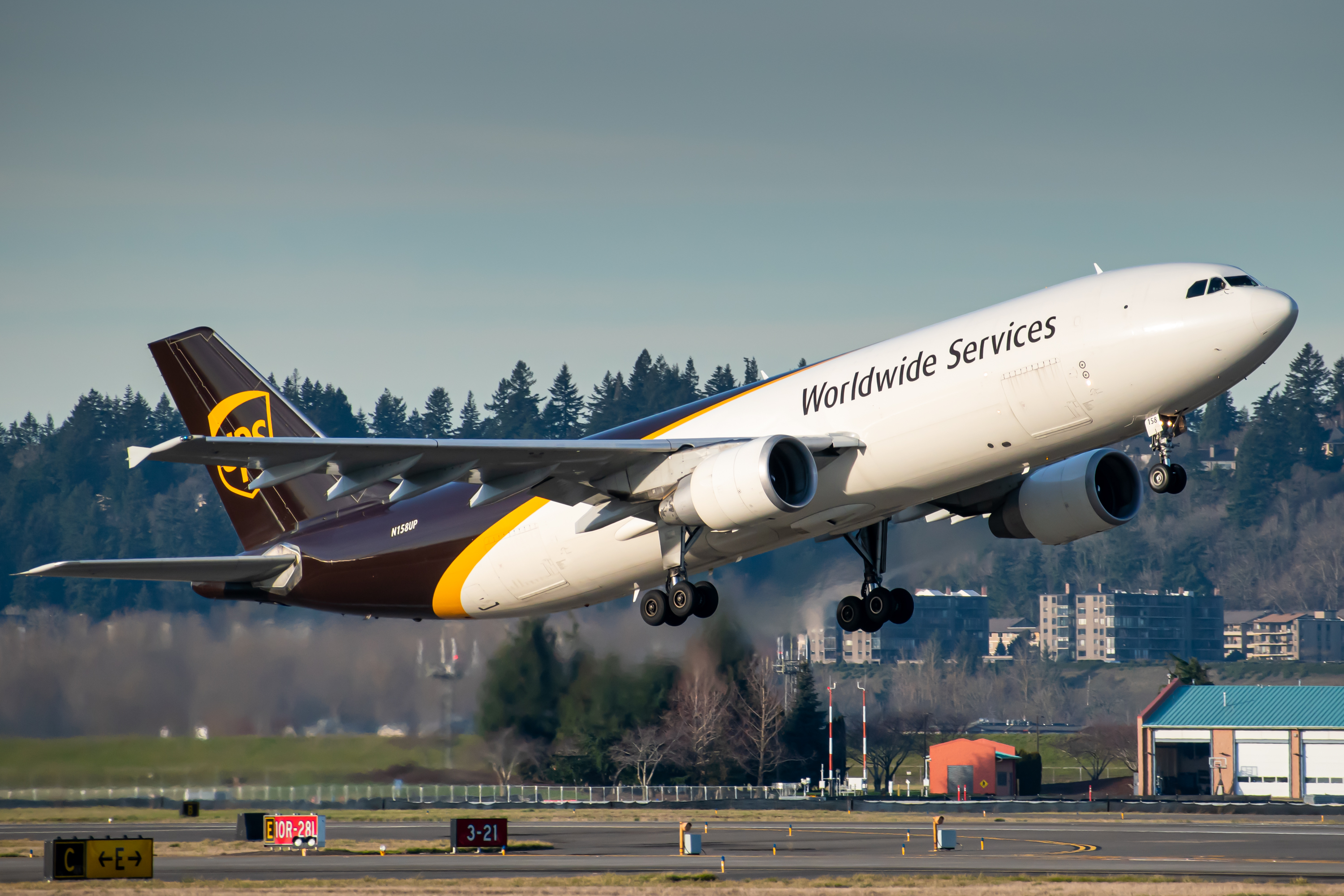 Full size: United Parcel Service Airbus A300F-600 N158UP at Portland International Airport