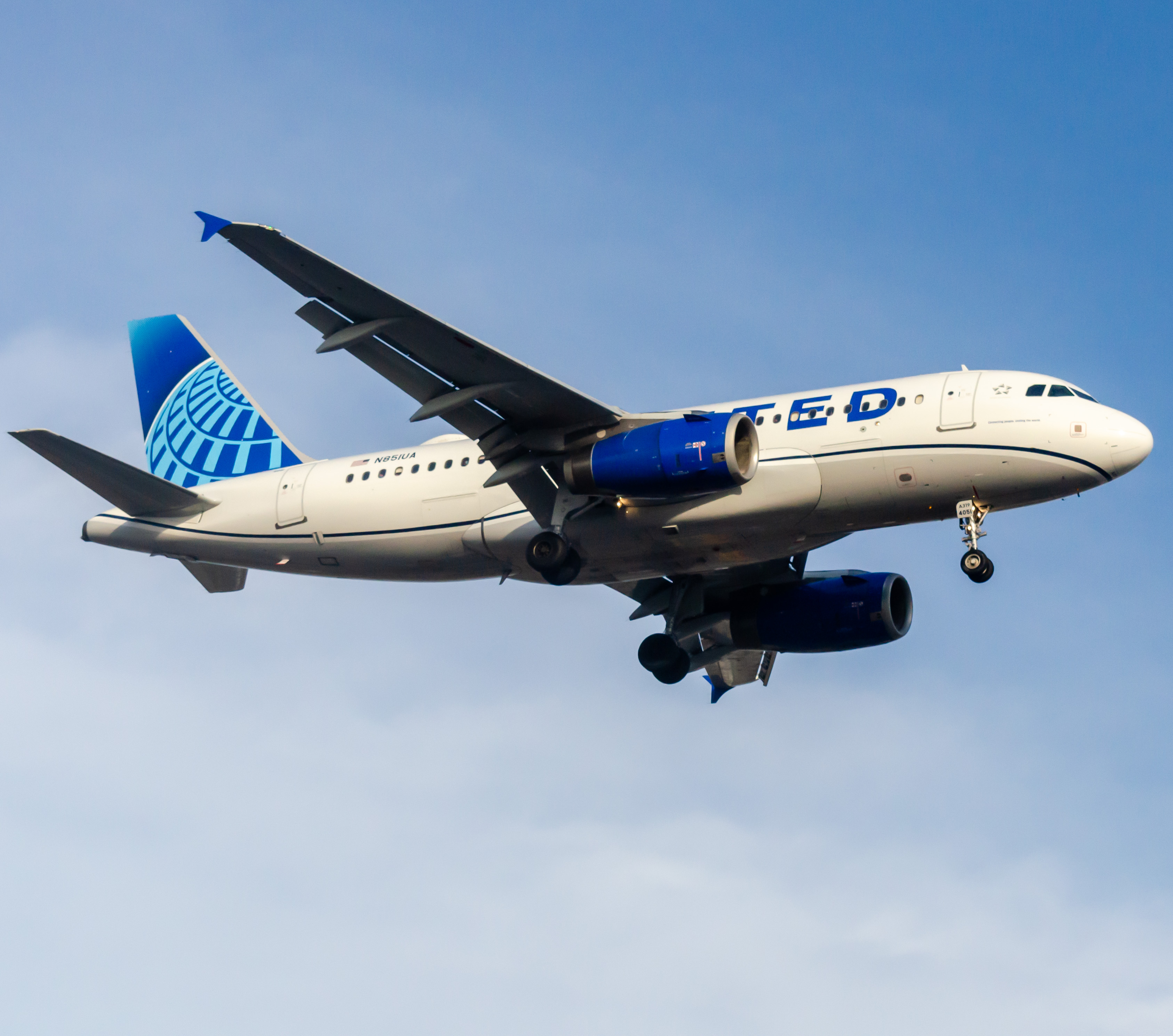 Full size: United Airlines Airbus A319 N851UA at Newark Liberty International Airport