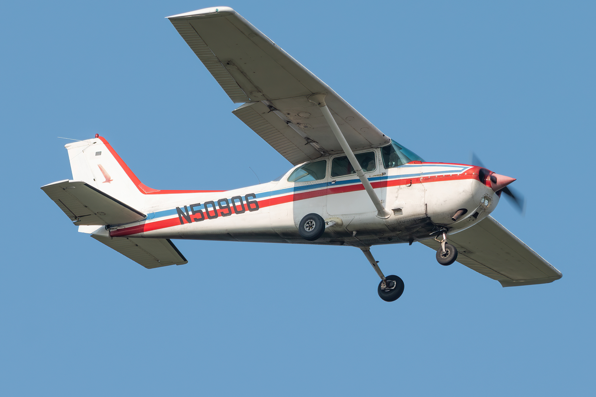 Full size: PRIVATE Cessna 172 N50906 at Washington Dulles International Airport