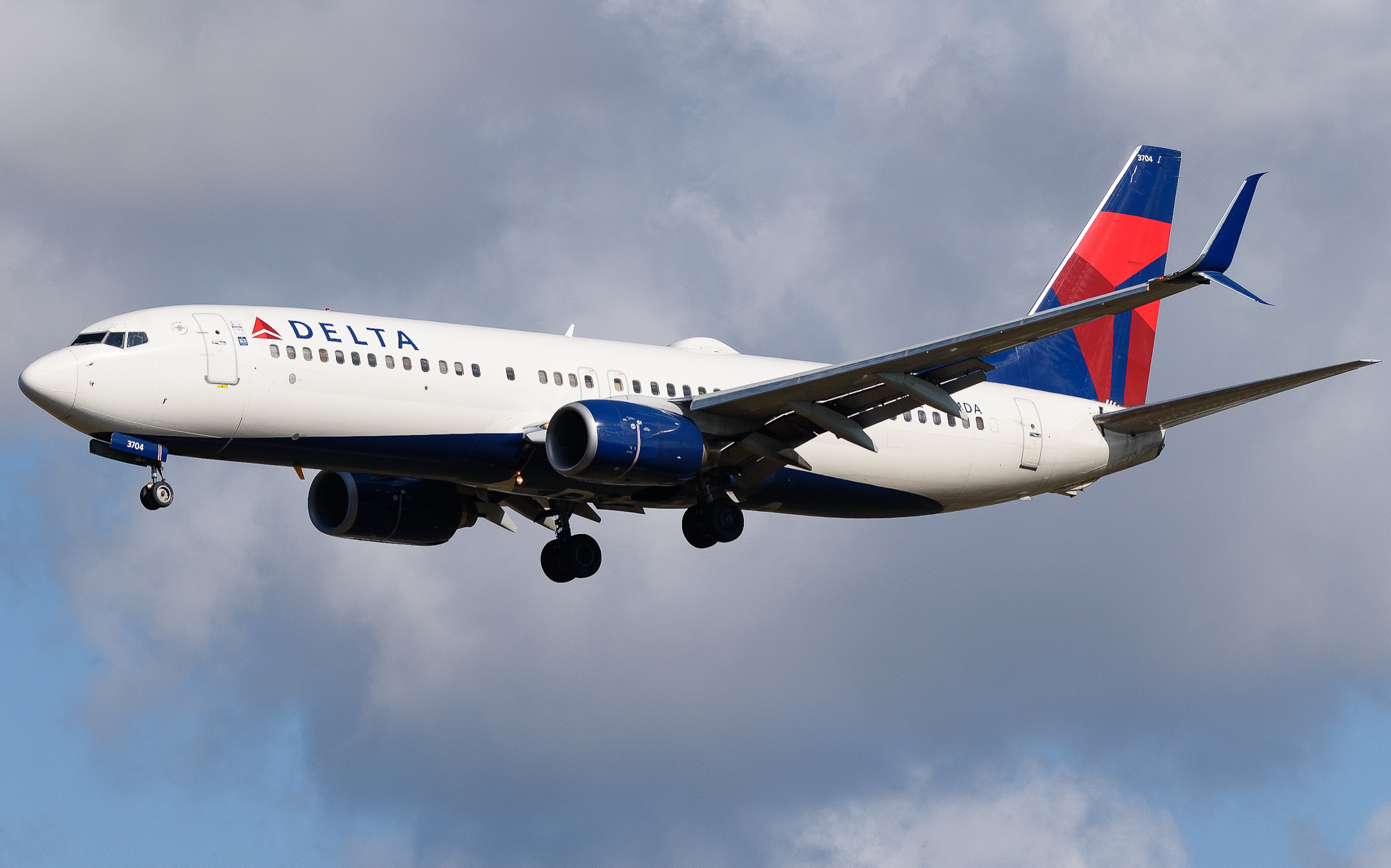Full size: Delta Airlines Boeing 737-800 N374DA at Tampa International Airport