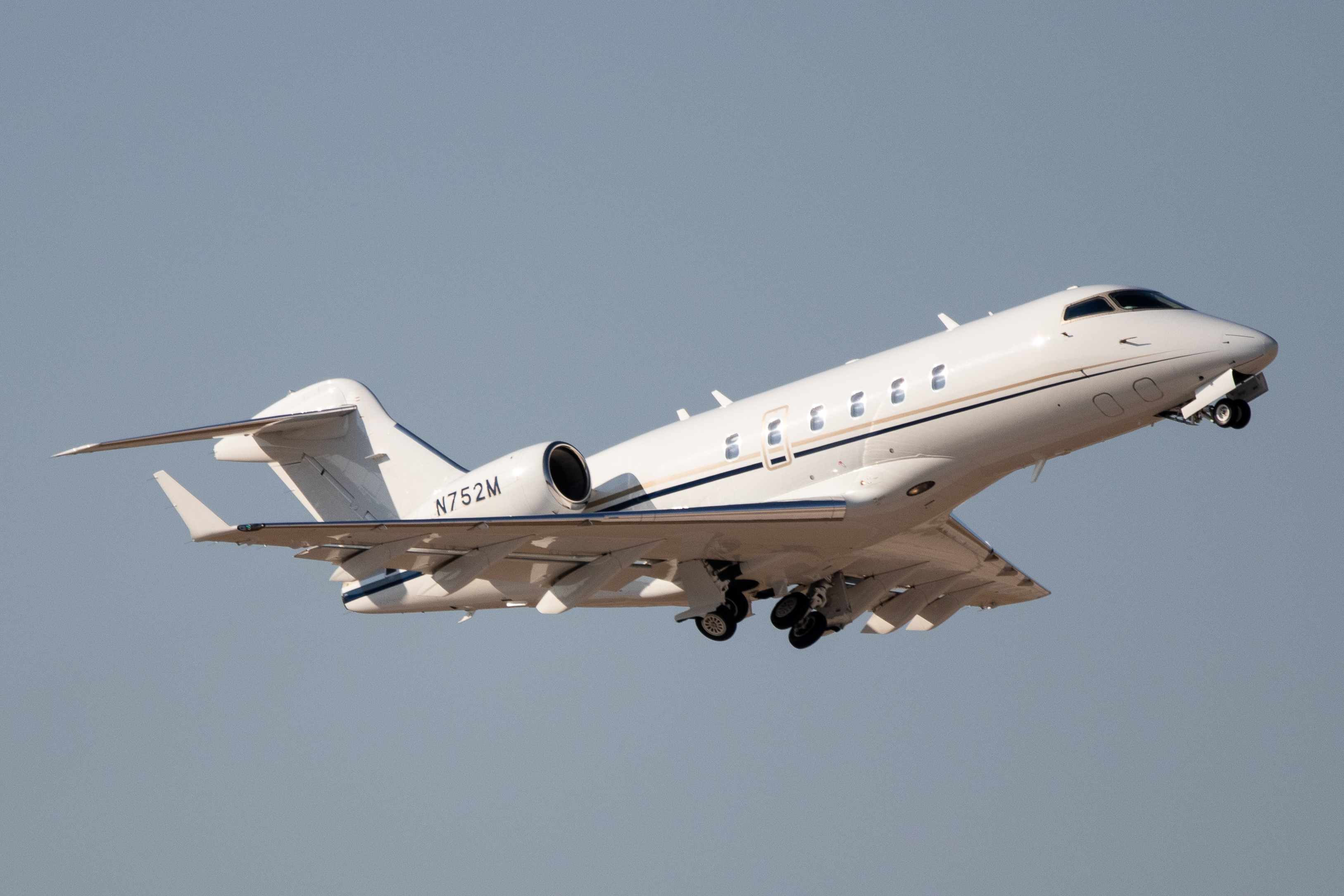 Full size: PRIVATE Bombardier Challenger 300 N752M at San Antonio International Airport