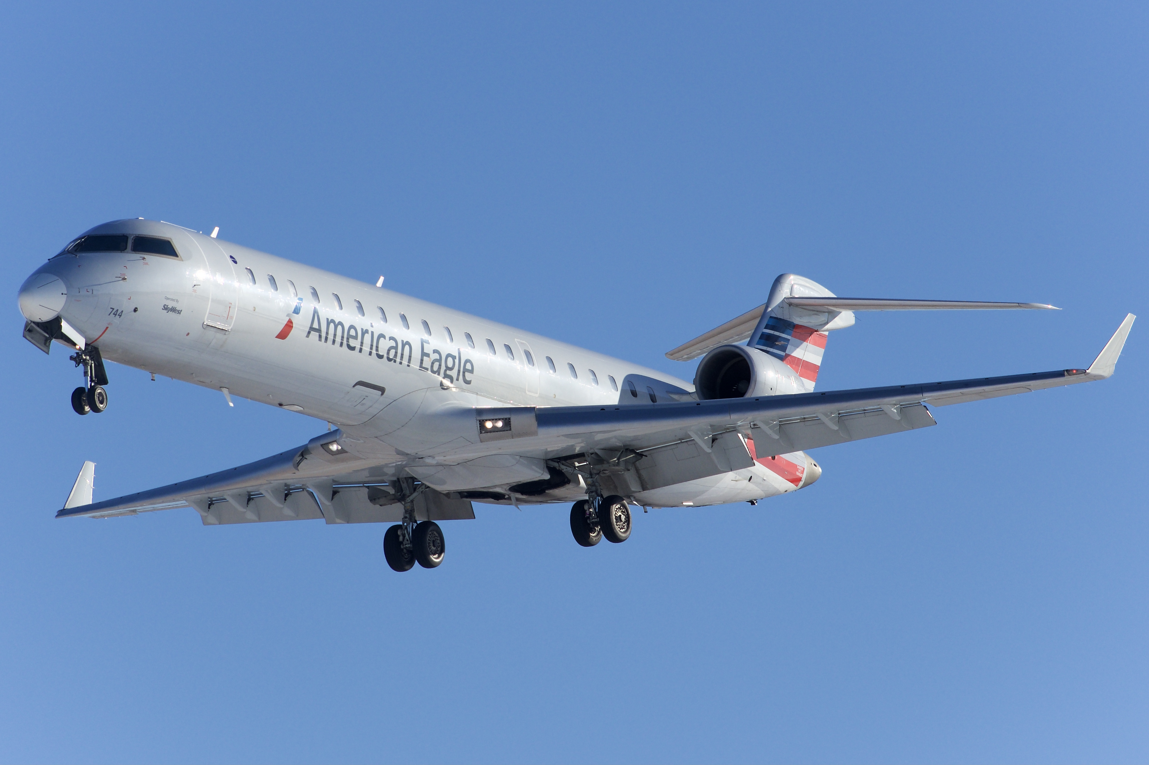 Full size: American Eagle Mitsubishi CRJ-700 N744EV at Green Bay-Austin Straubel International Airport