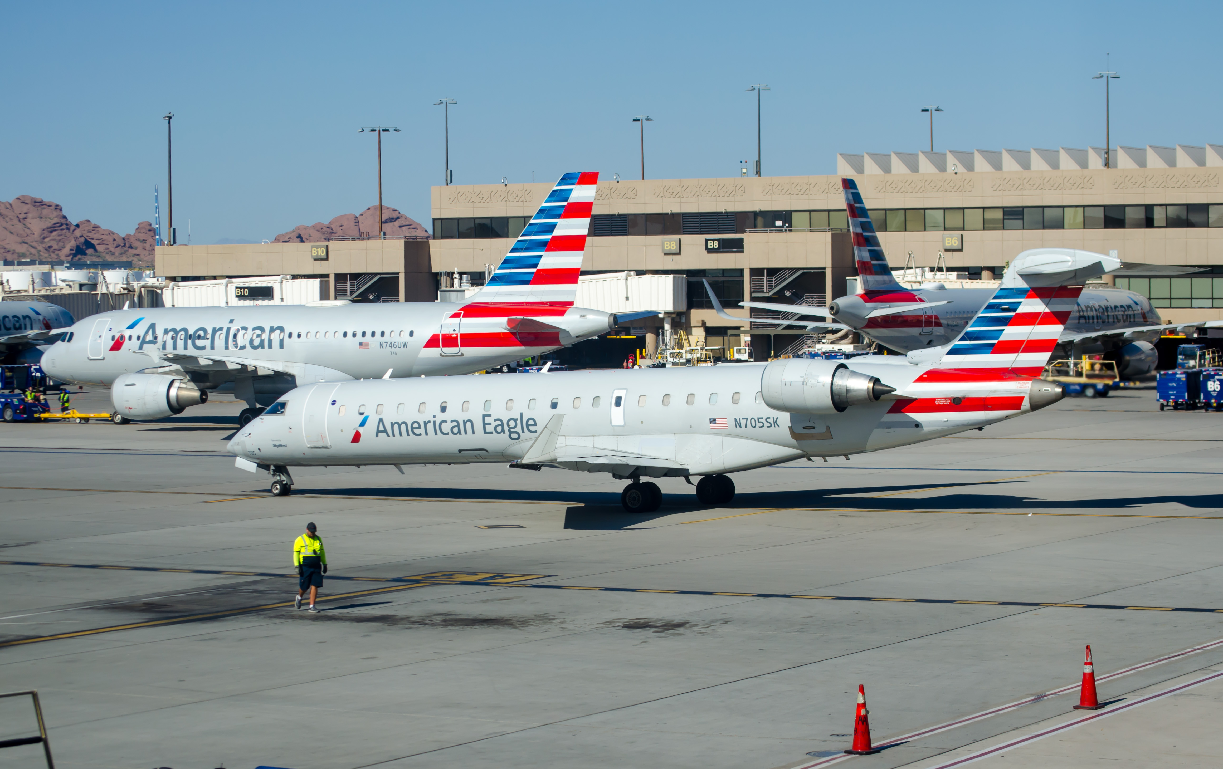 Full size: American Airlines Airbus A319 N746UW at Phoenix Sky Harbor International Airport
