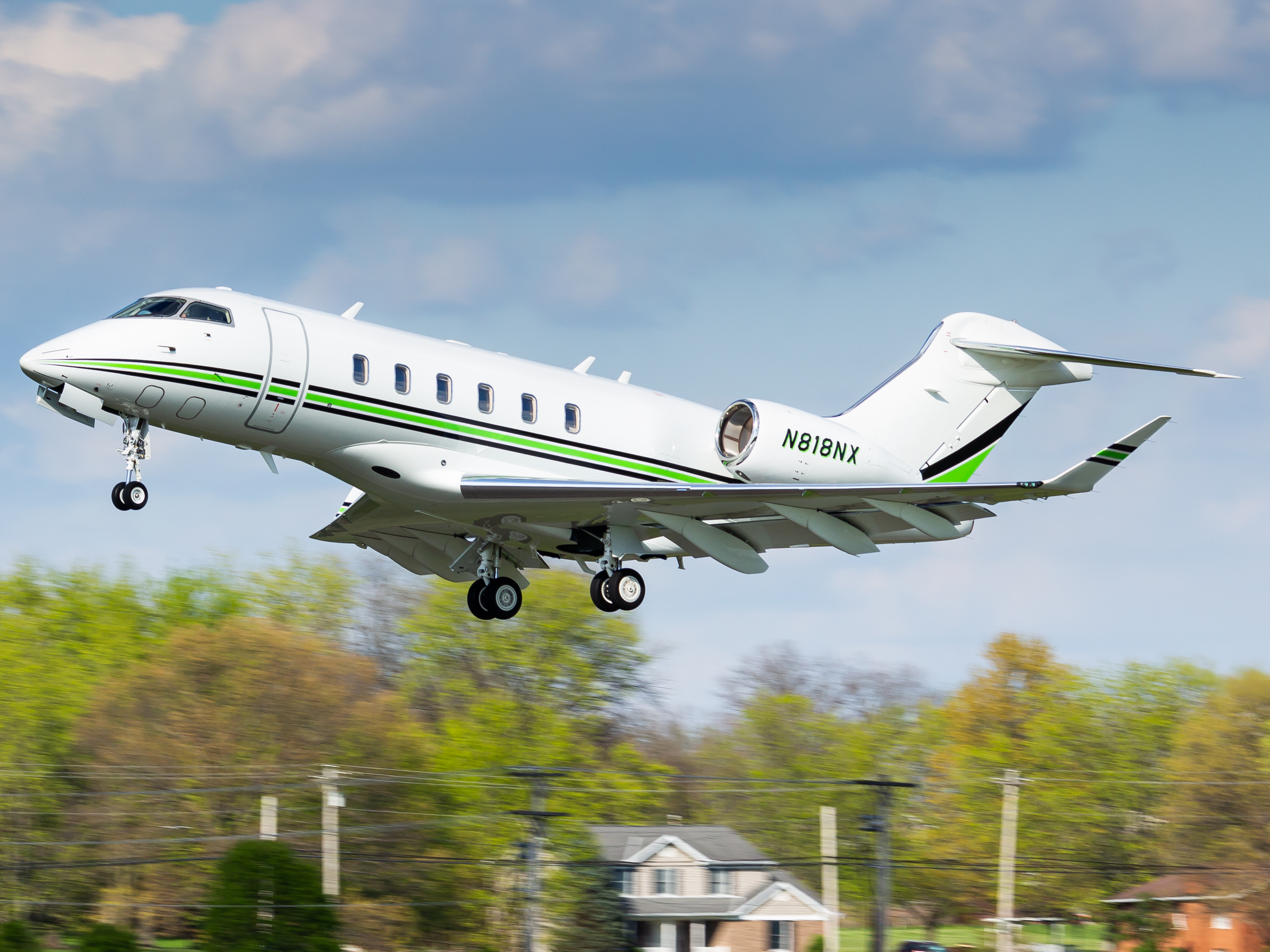 Full size: Silver Monkey LLC Bombardier Challenger 350 N818NX at Butler County Regional Airport/Hogan Field