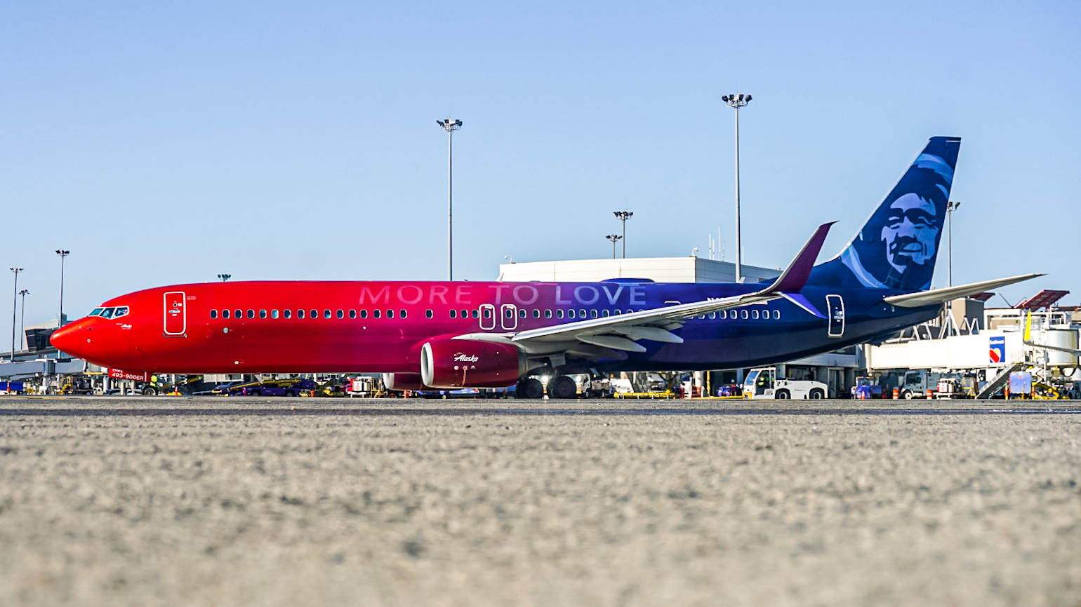Full size: Alaska Airlines Boeing 737-800 N493AS at General Edward Lawrence Logan International Airport
