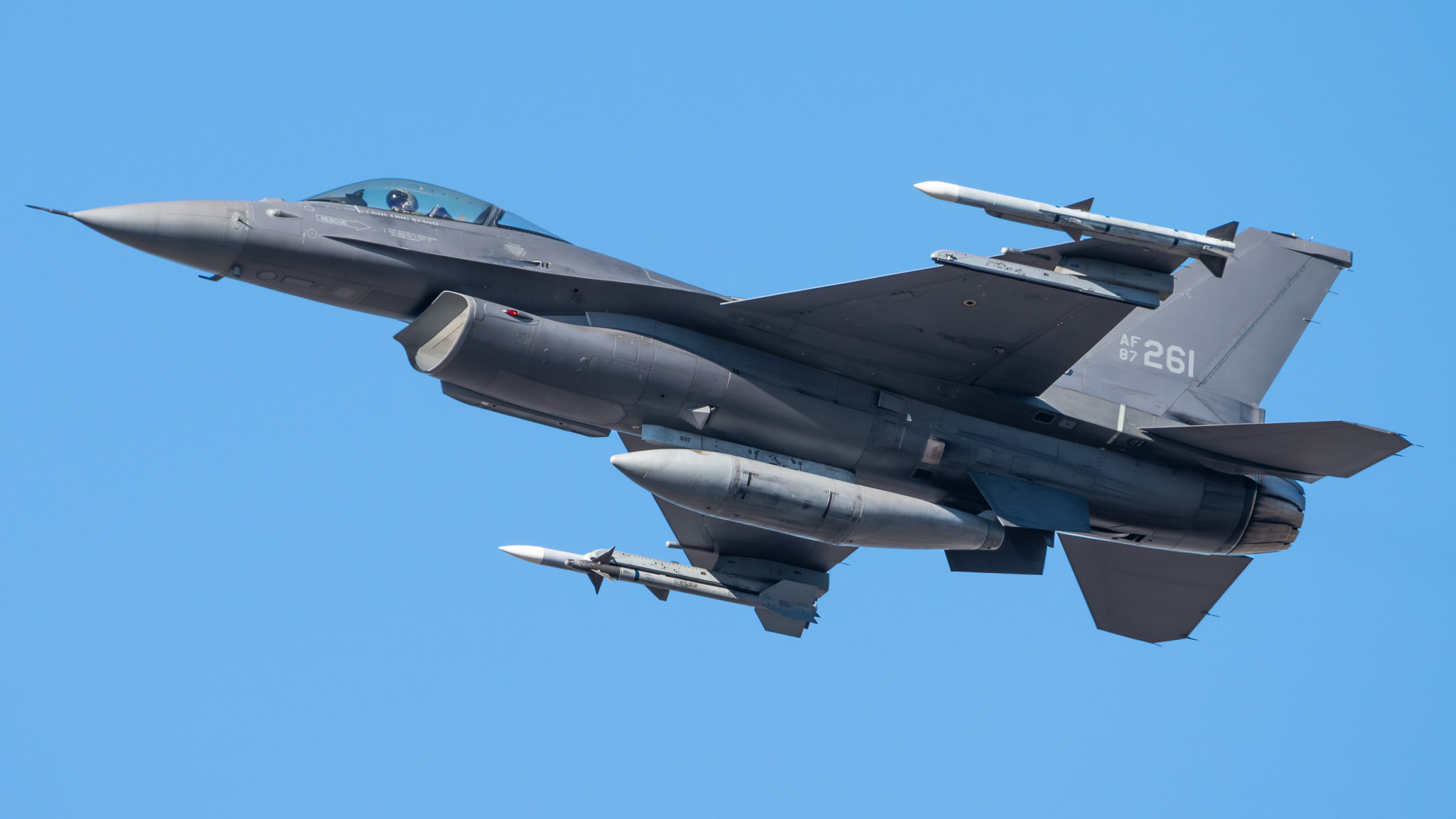 Full size: USAF - United States Air Force General Dynamics F-16 Fighting Falcon 87-0261 at Joint Base Andrews