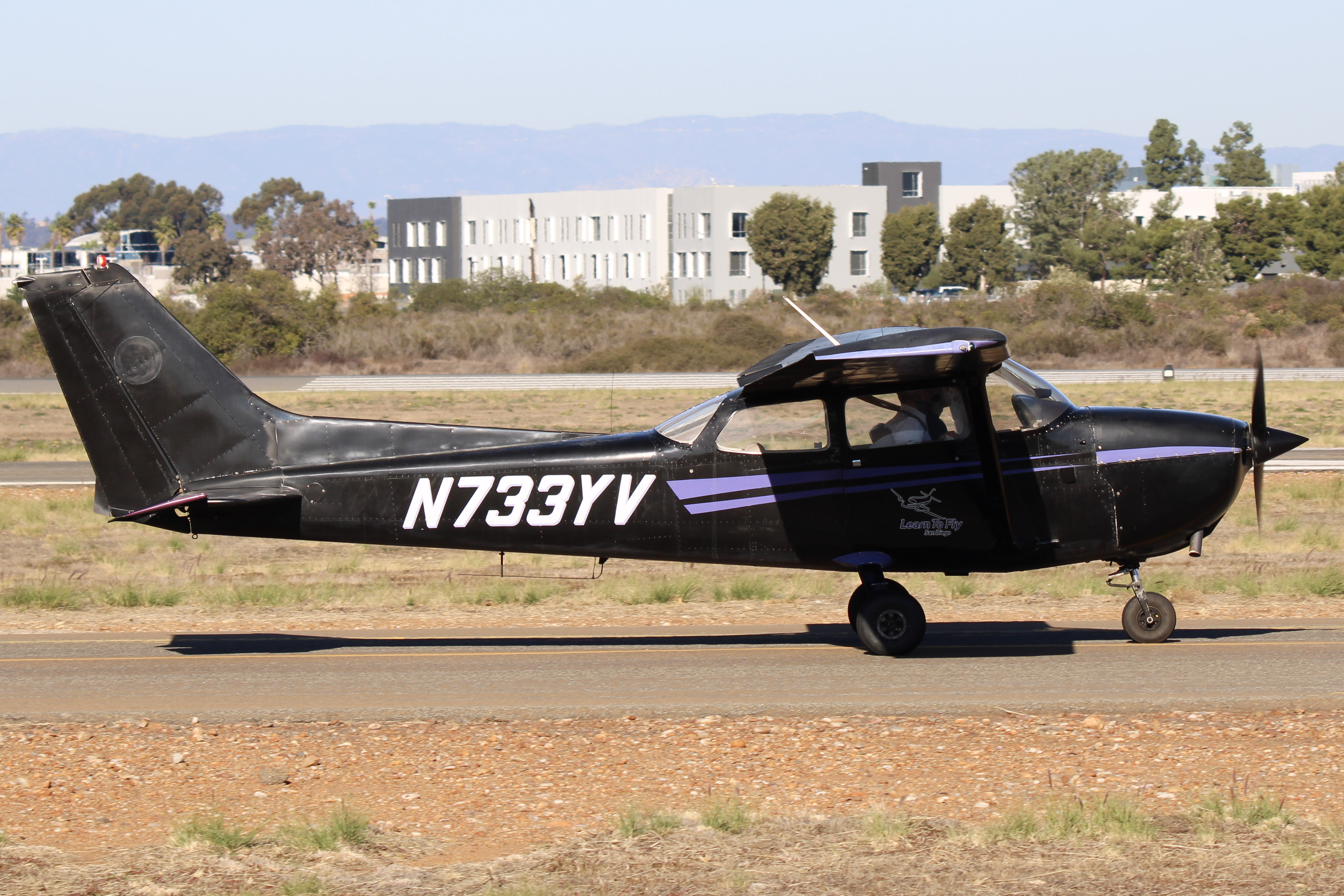 Full size: Learn to Fly San Diego Cessna 172 N733YV at Montgomery-Gibbs Executive Airport