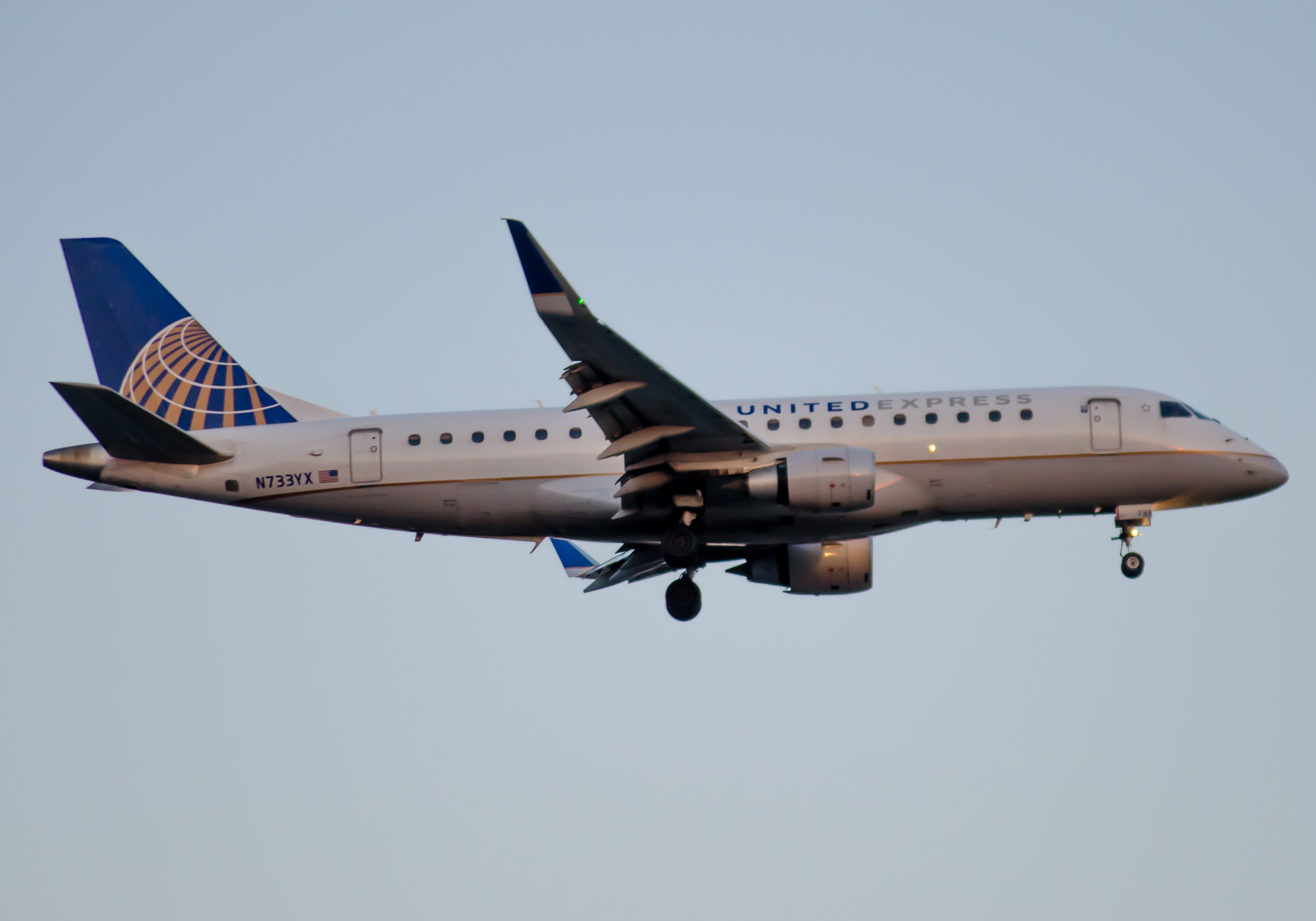 Full size: United Express Embraer E175 N733YX at Newark Liberty International Airport