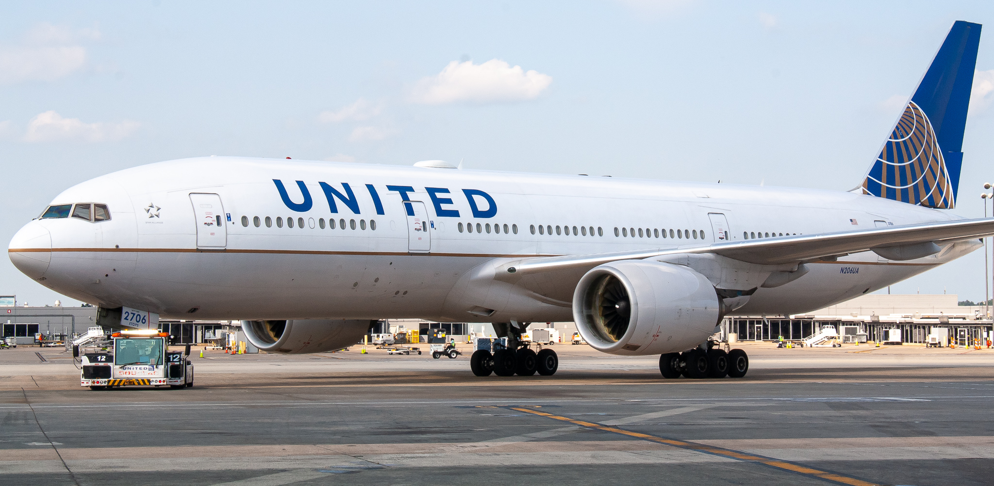 Full size: United Airlines Boeing 777-200ER N206UA at Washington Dulles International Airport