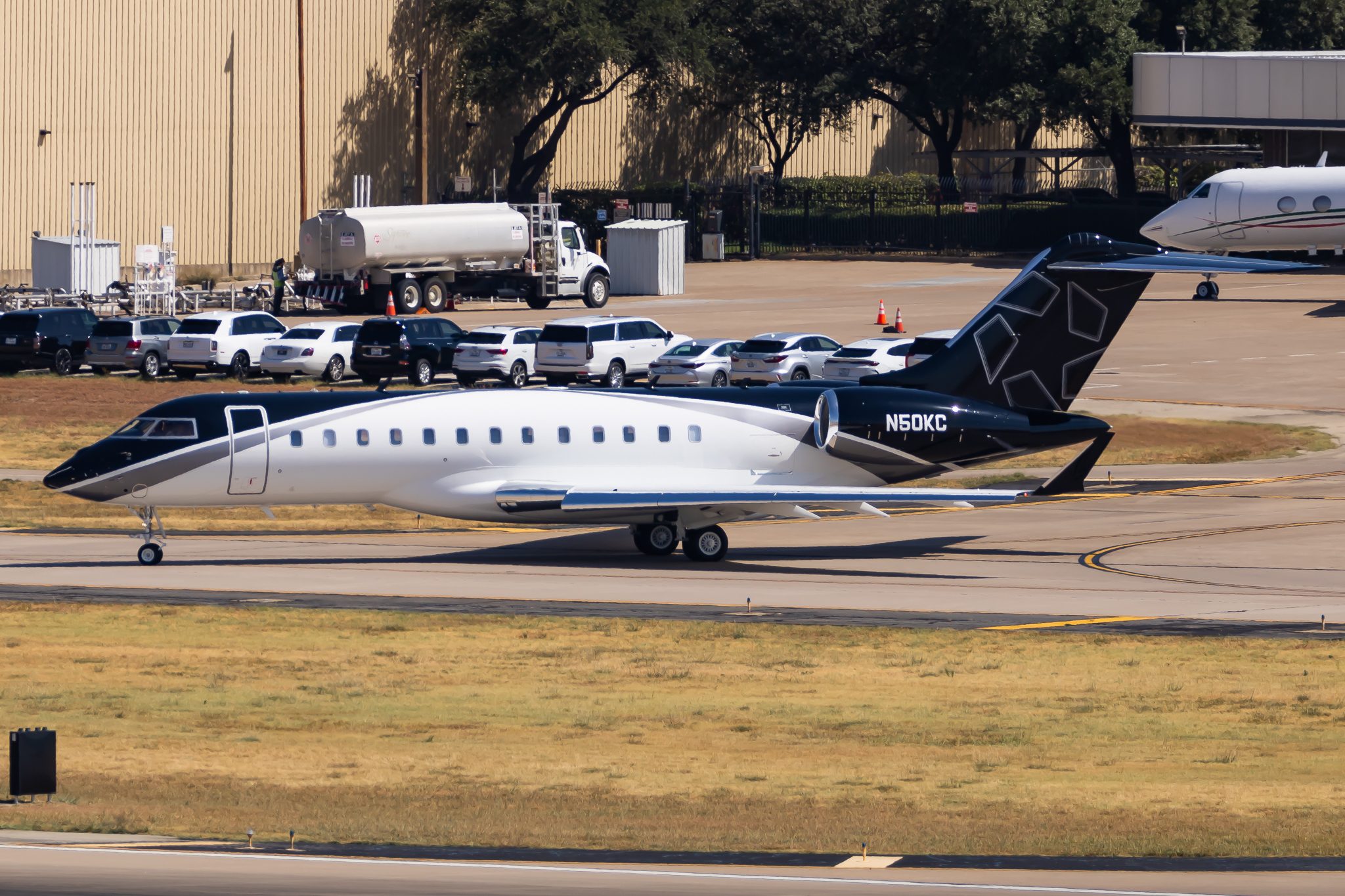 Full size: PRIVATE Bombardier Global 6000 N50KC at Dallas Love Field Airport