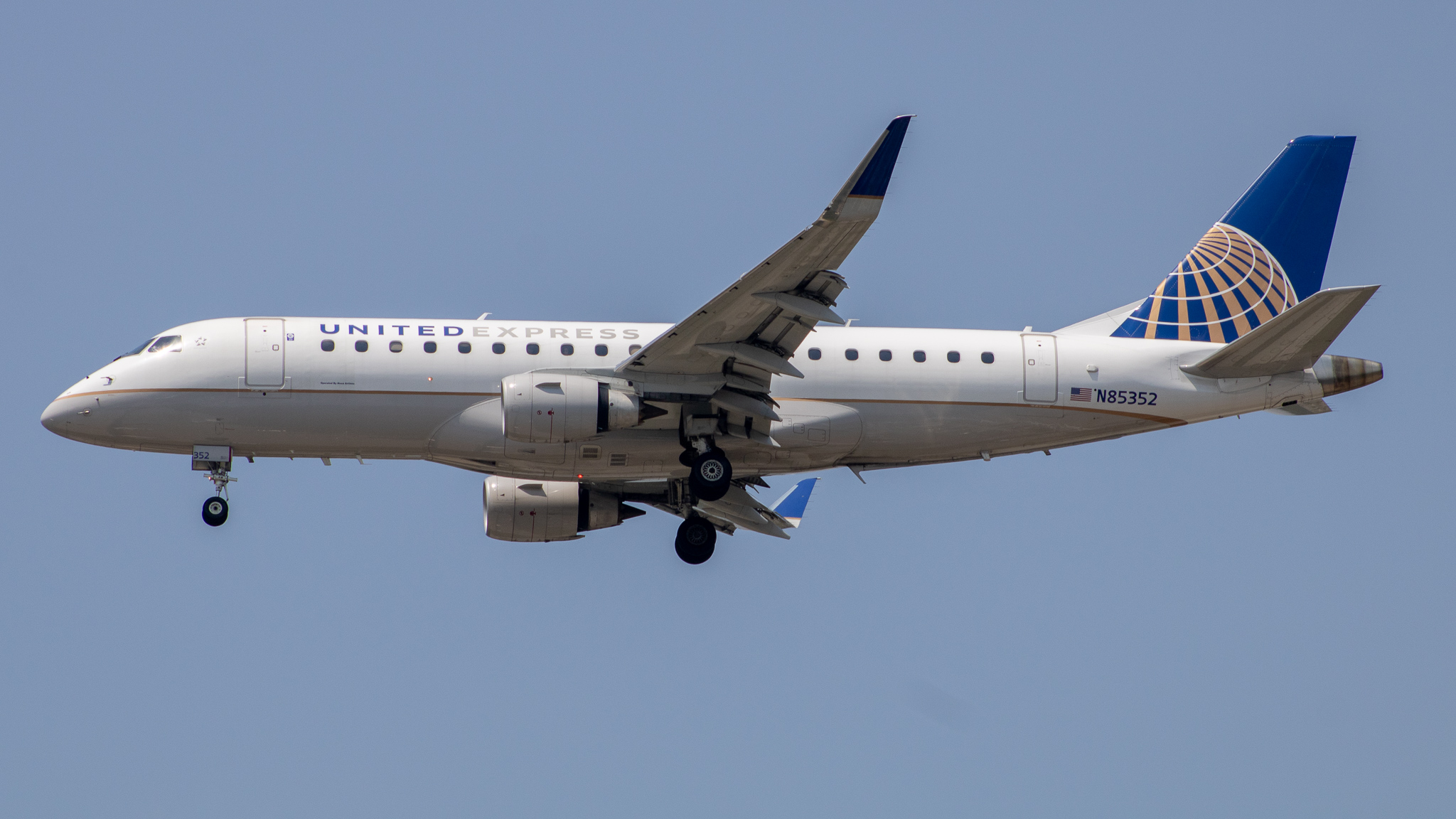 Full size: United Airlines Embraer E175 N85352 at Baltimore/Washington International Thurgood Marshall Airport
