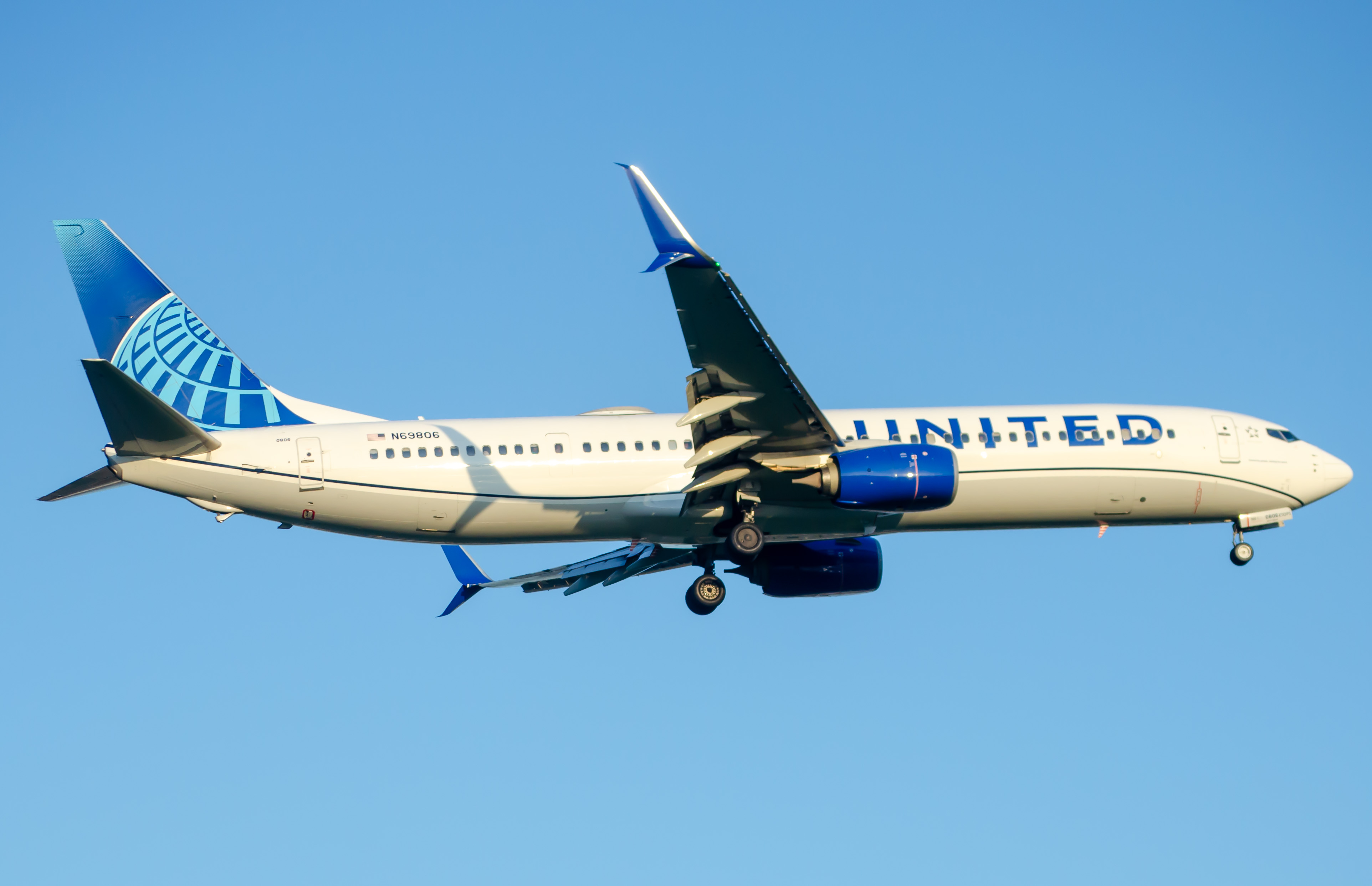 Full size: United Airlines Boeing 737-900ER N69806 at Newark Liberty International Airport