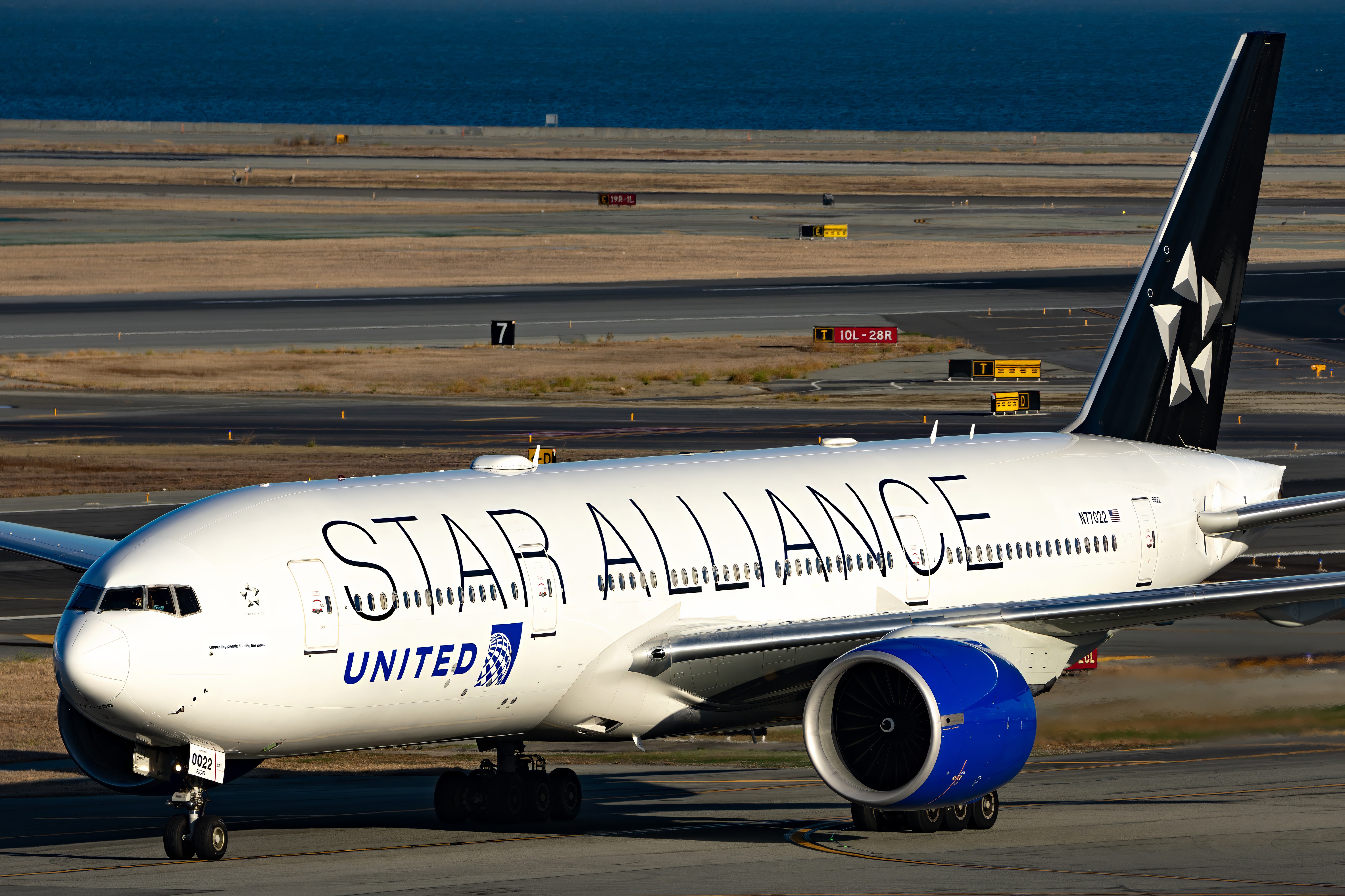 Full size: United Airlines Boeing 777-200ER N77022 at San Francisco International Airport