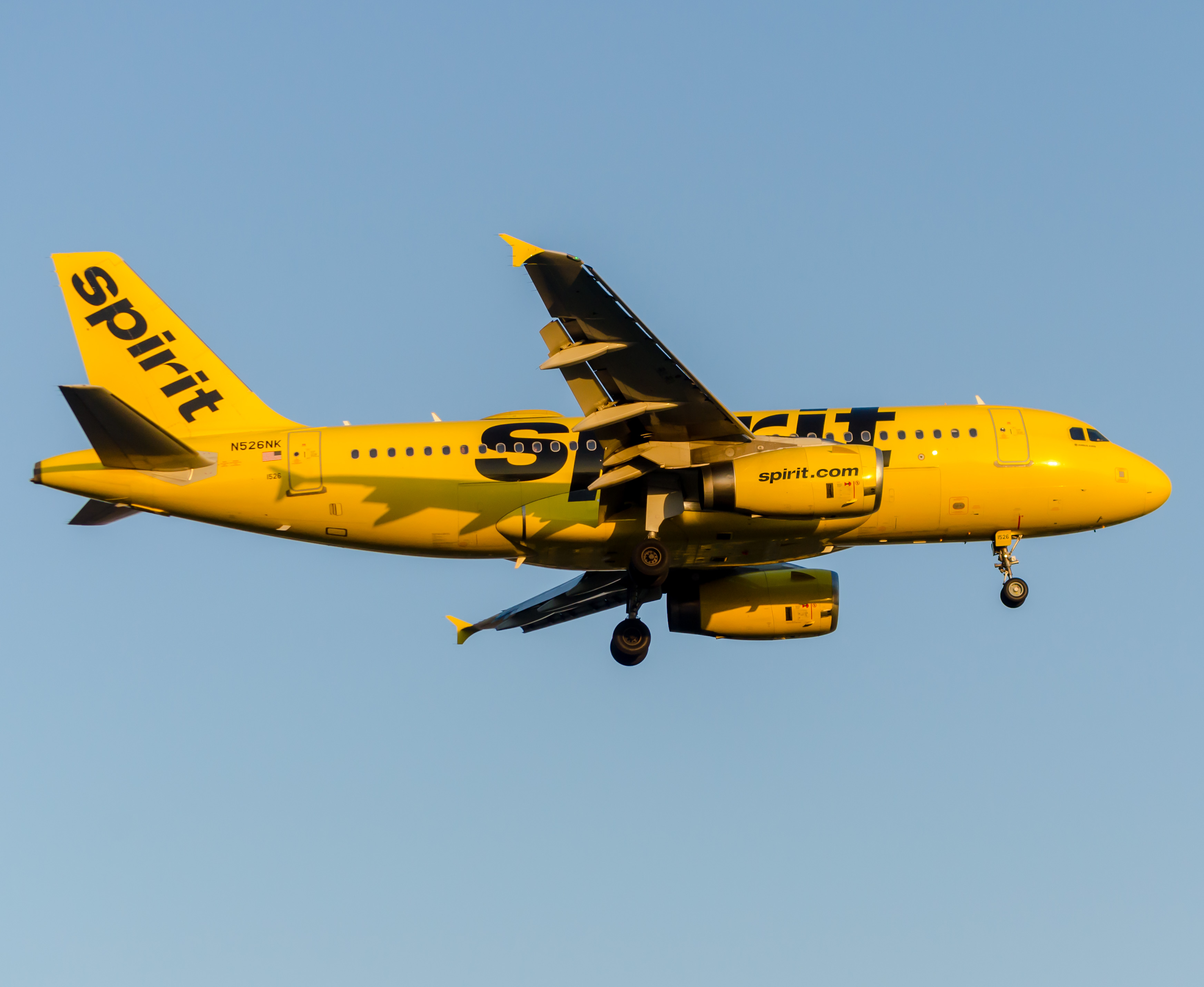 Full size: Spirit Airlines Airbus A319 N526NK at Newark Liberty International Airport