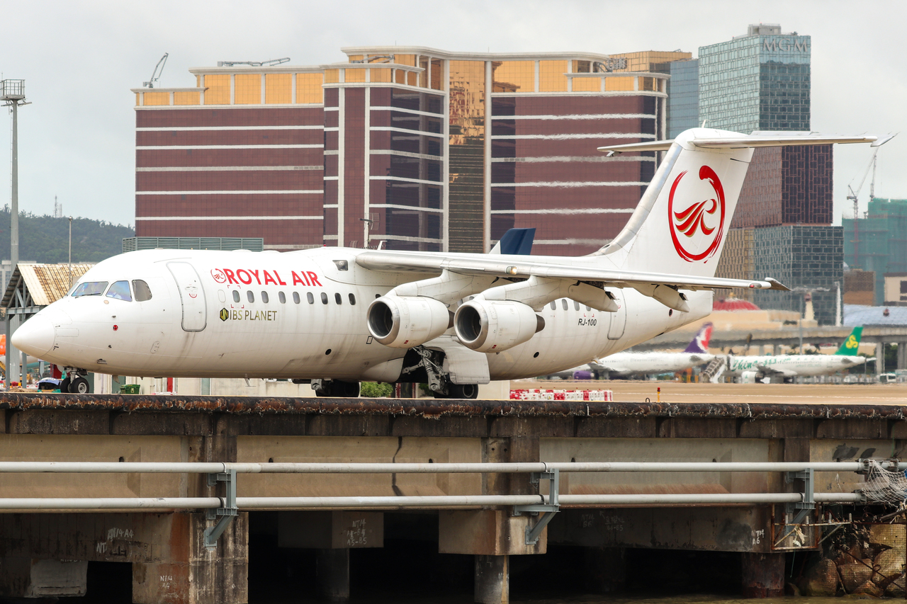 Full size: RoyalAir Philippines Avro RJ100 RP-C8962 at Macau International Airport