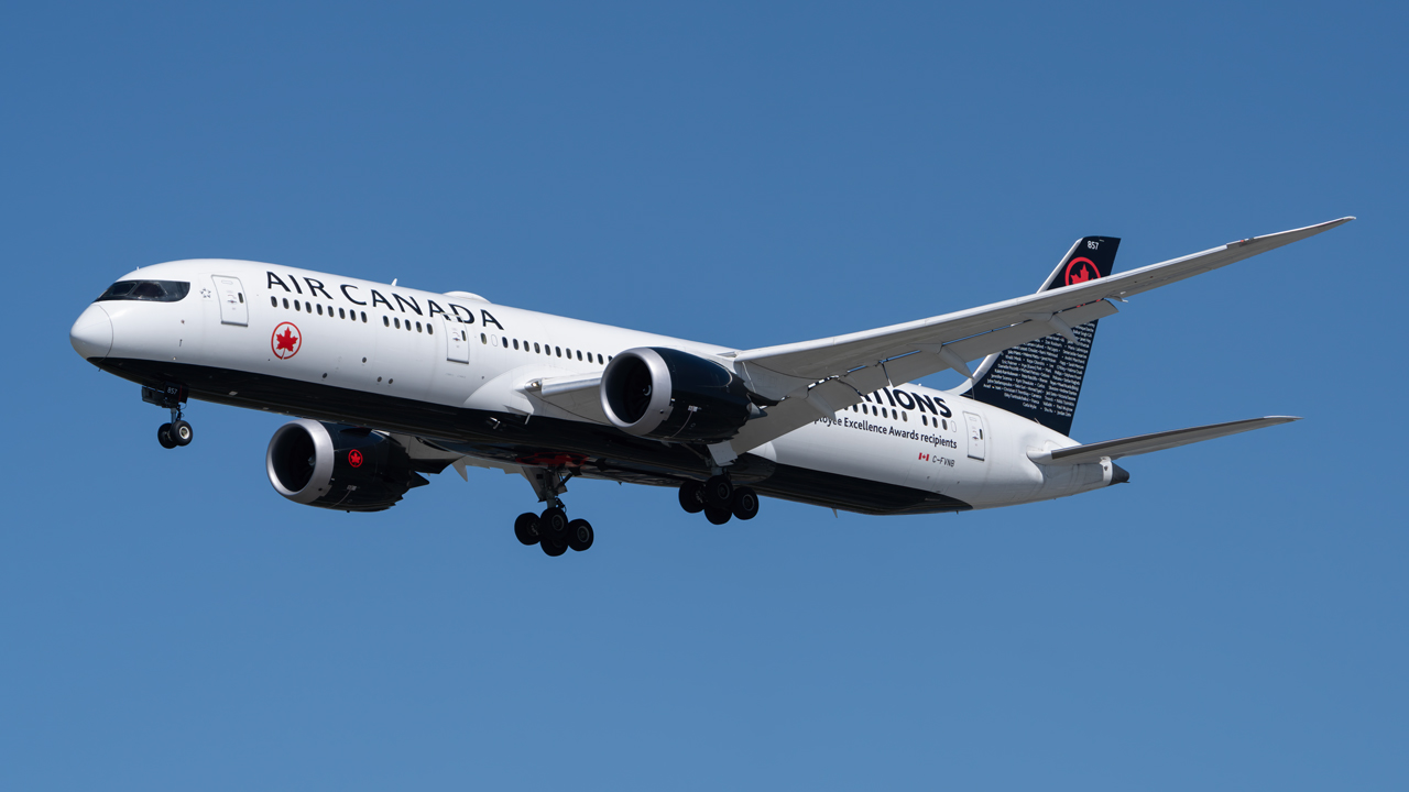 Full size: Air Canada Boeing 787-9 C-FVNB at Vancouver International Airport