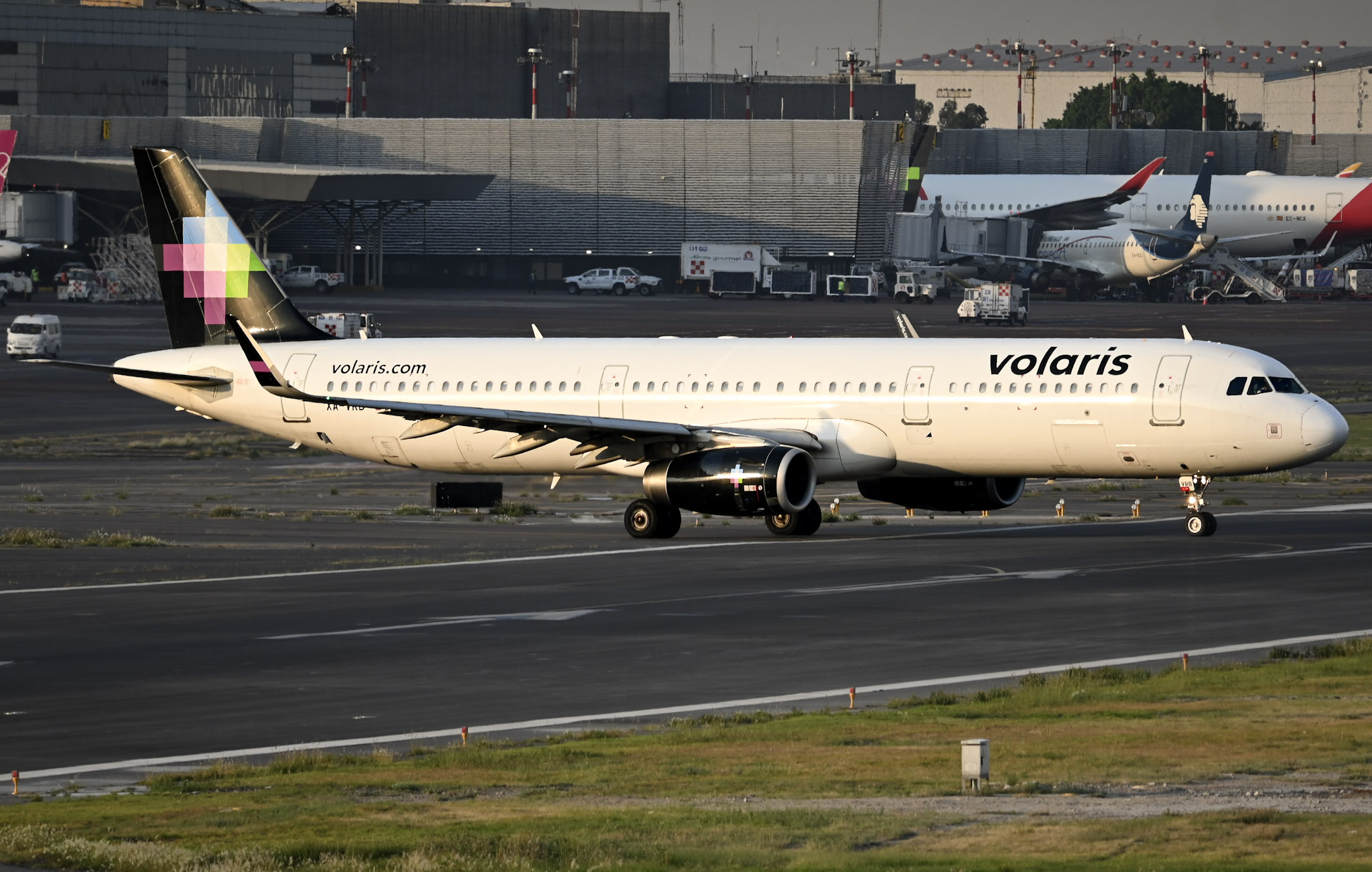Full size: Volaris Airbus A321-200 XA-VRB at Mexico City International Airport