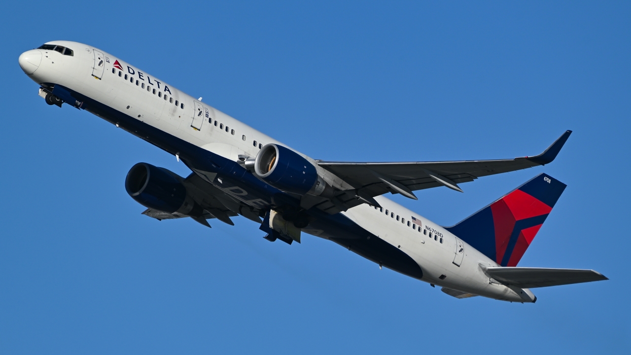 Full size: Delta Airlines Boeing 757-200 N6708D at Los Angeles International Airport