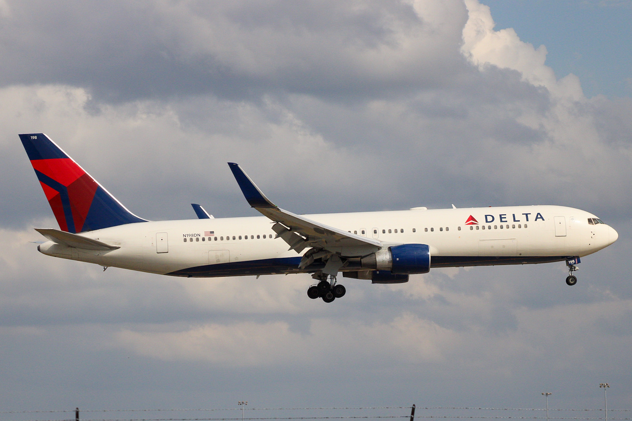 Full size: Delta Airlines Boeing 767-300ER N198DN at Orlando International Airport