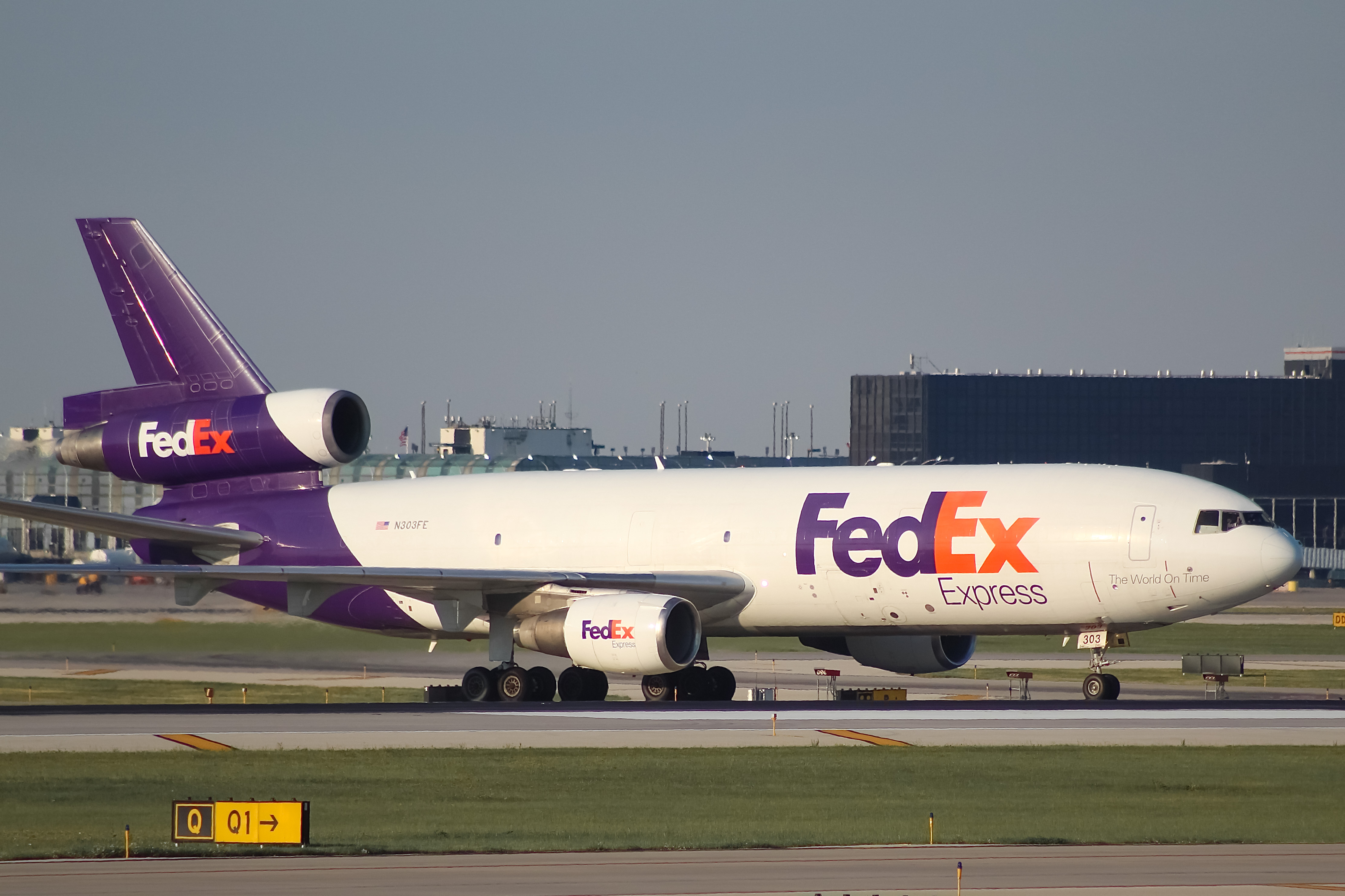 Full size: FedEx McDonnell Douglas DC-10F N303FE at Chicago O'Hare International Airport