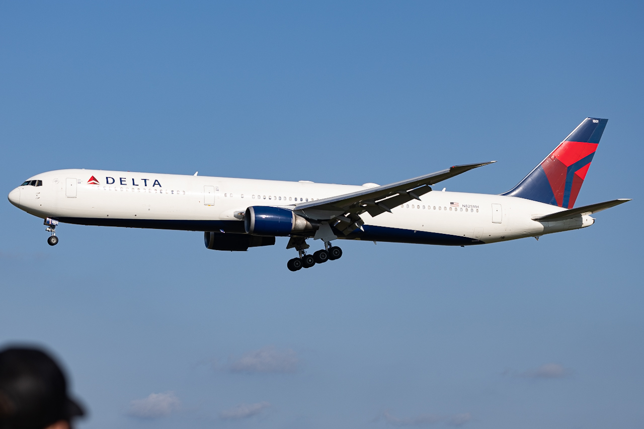 Full size: Delta Airlines Boeing 767-400ER N825MH at Tampa International Airport