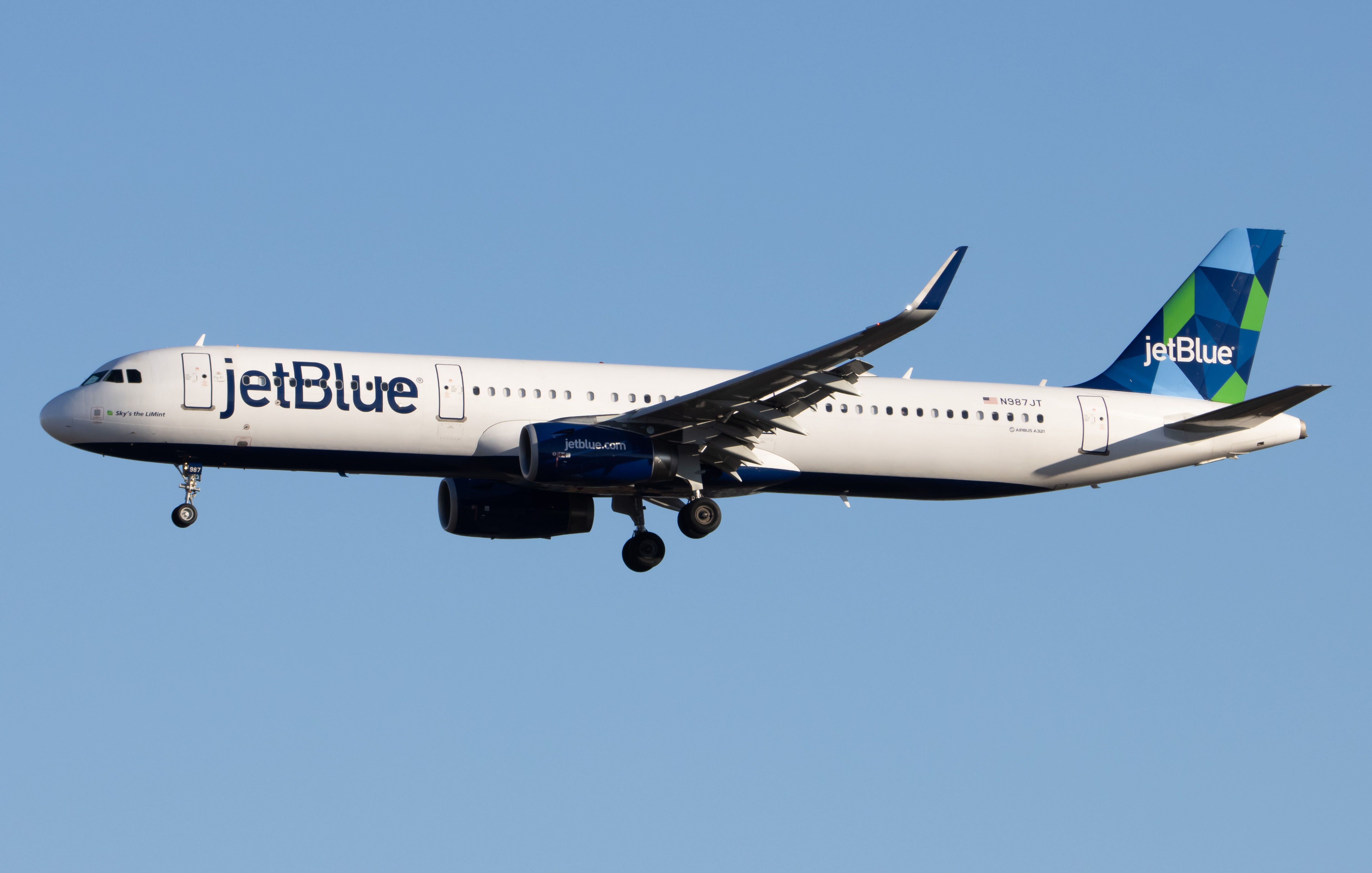 Full size: JetBlue Airways Airbus A321-200 N987JT at Newark Liberty International Airport