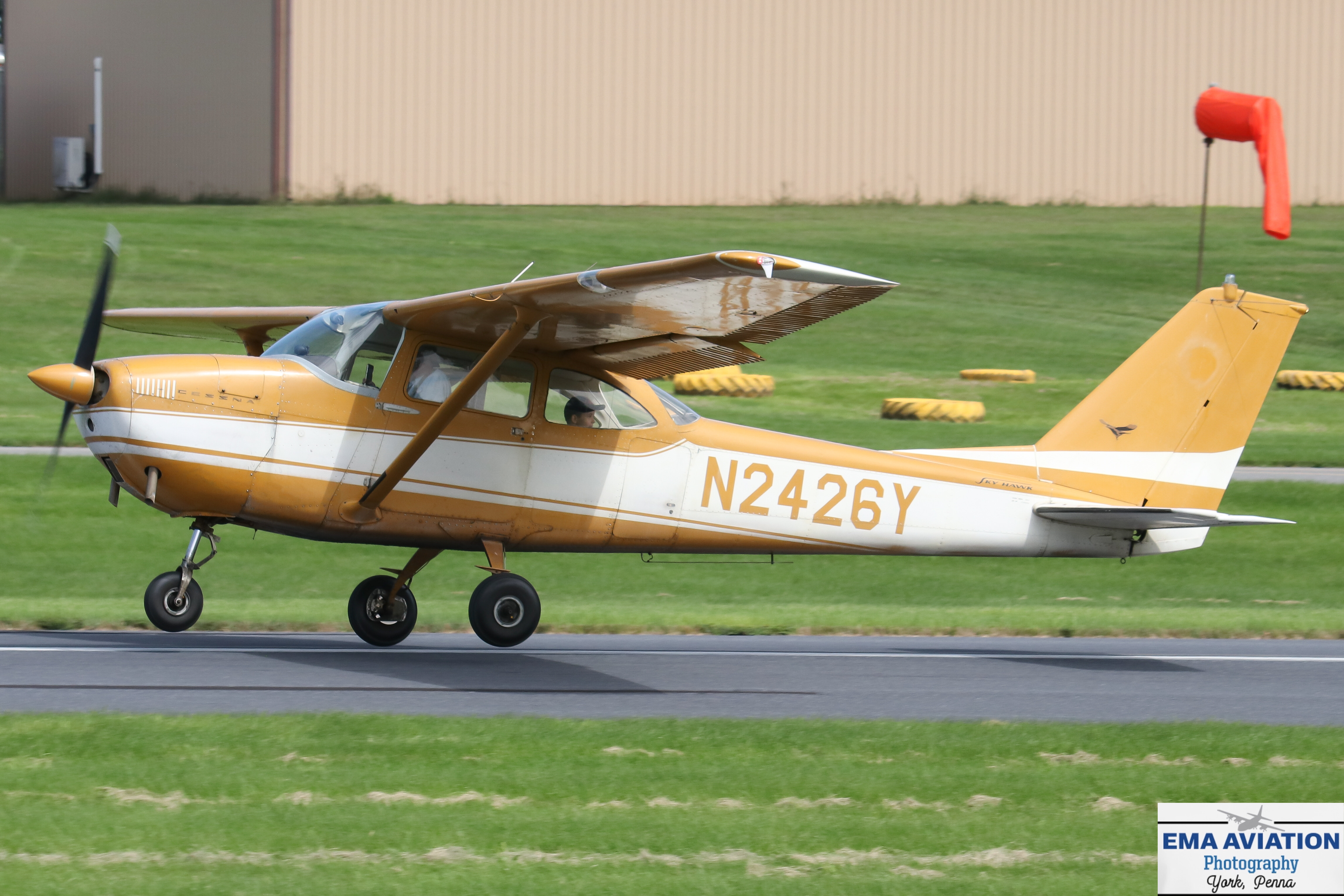 Full size: PRIVATE Cessna 172 N2426Y at Smoketown Airport