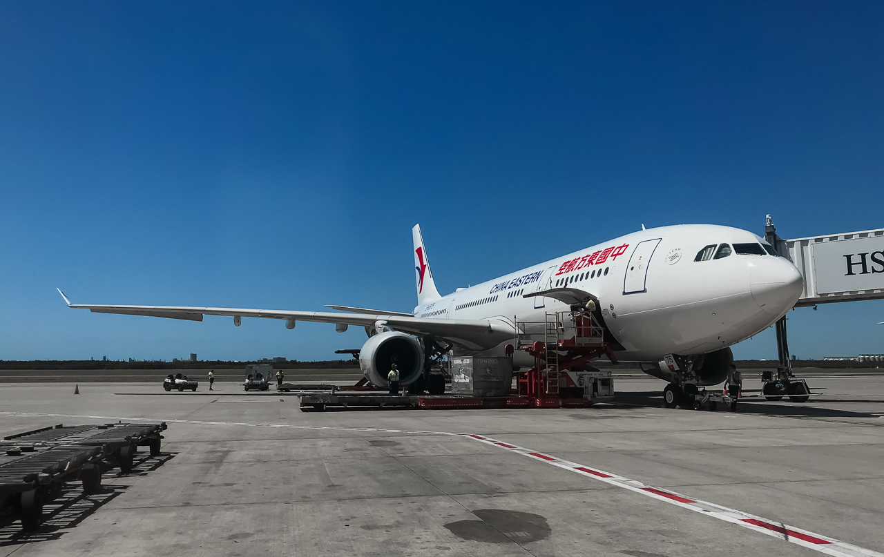 Full size: China Eastern Airlines Airbus A330-200 B-5975 at Brisbane Airport