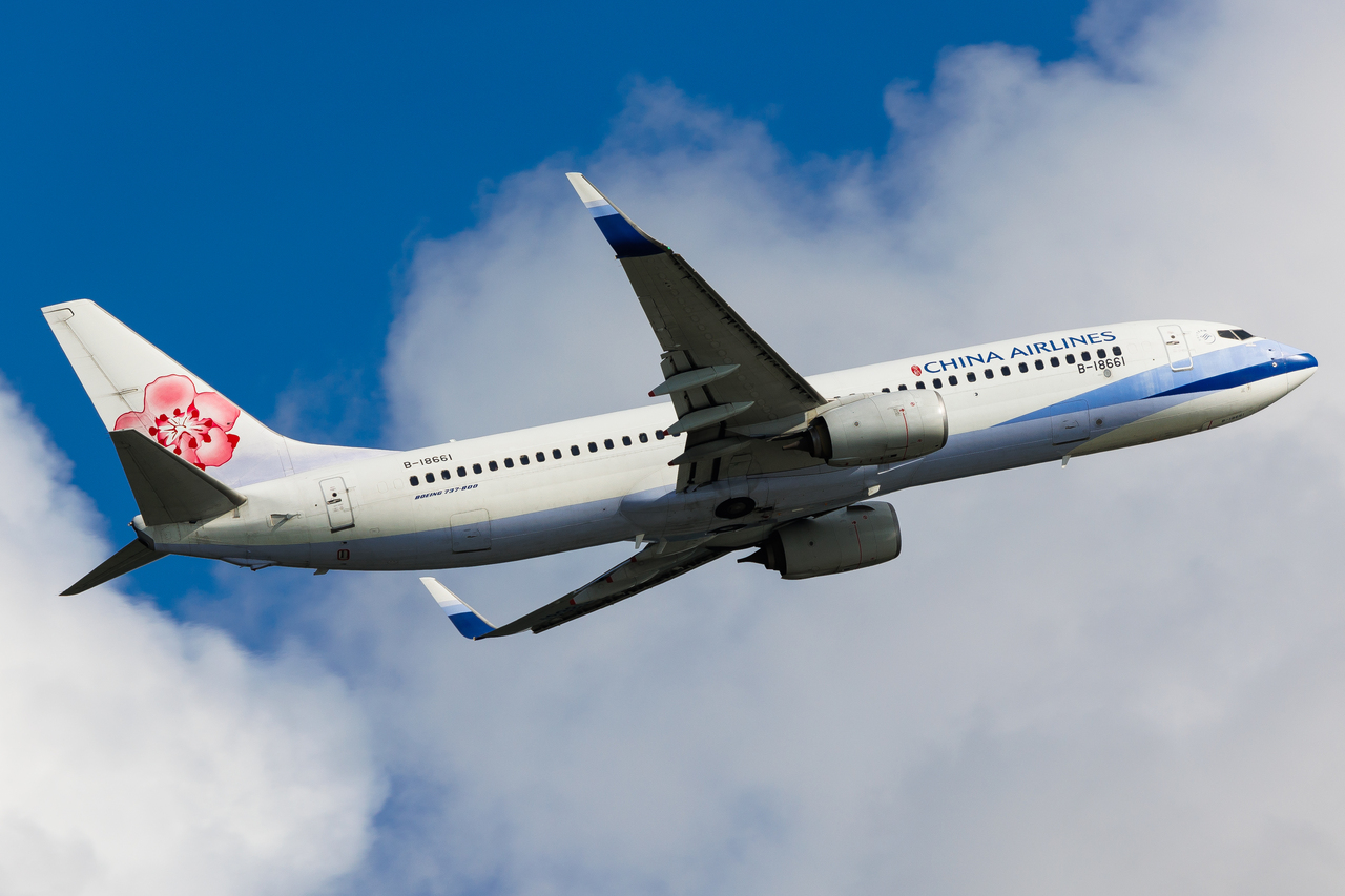 Full size: China Airlines Boeing 737-800 B-18661 at Hong Kong International Airport