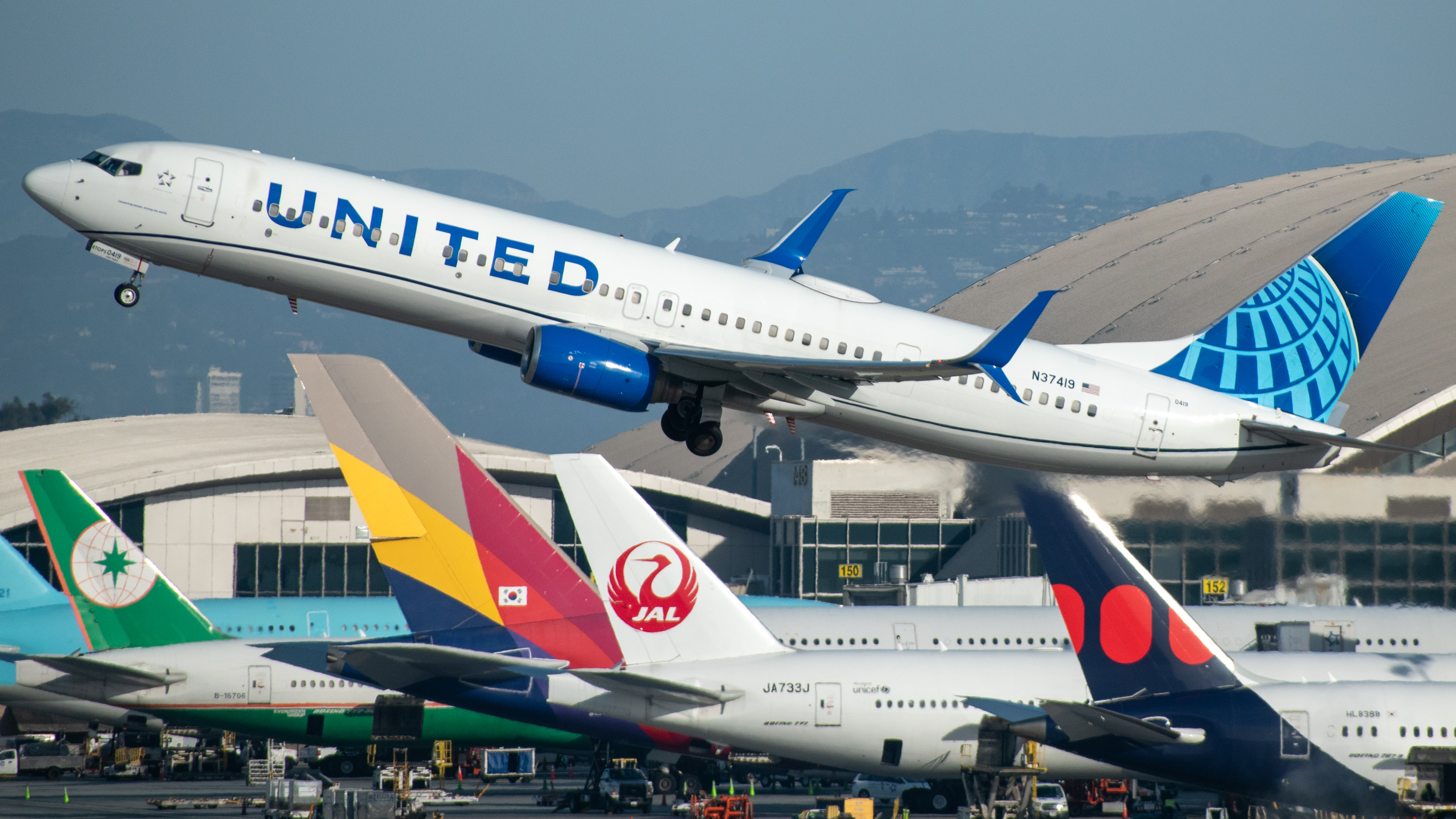 Full size: United Airlines Boeing 737-900ER N37419 at Los Angeles International Airport