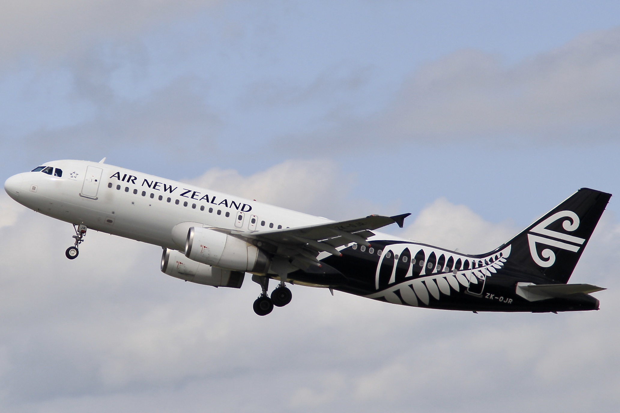 Full size: Air New Zealand Airbus A320 ZK-OJR at Auckland International Airport