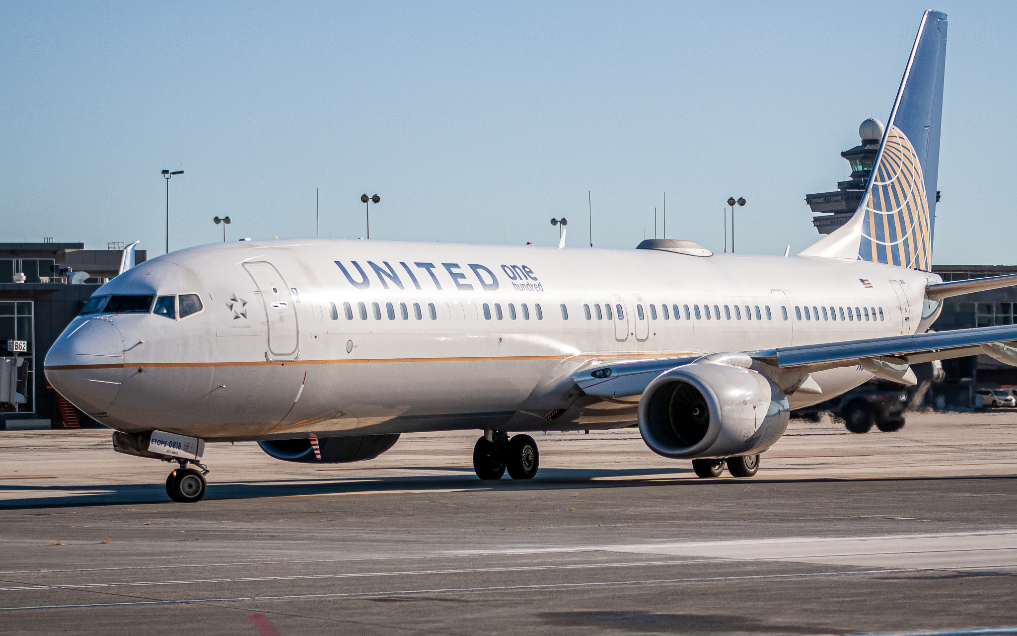 Full size: United Airlines Boeing 737-900ER N69818 at Washington Dulles International Airport