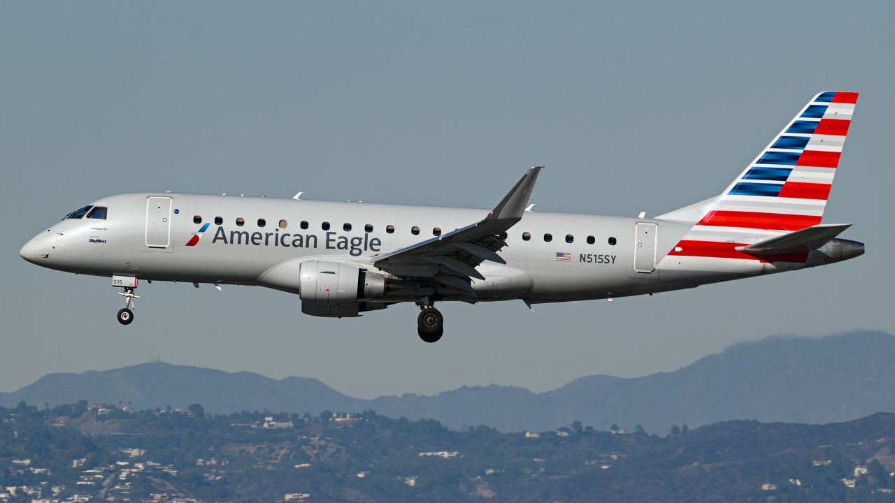 Full size: American Eagle Embraer E175 N515SY at Los Angeles International Airport