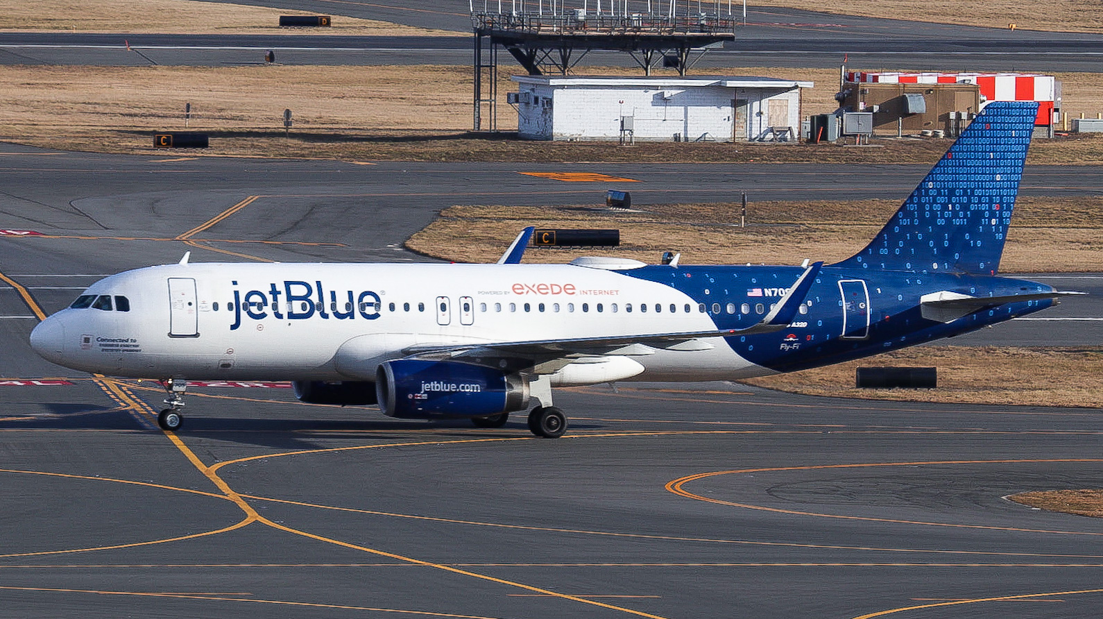 Full size: JetBlue Airways Airbus A320 N709JB at General Edward Lawrence Logan International Airport