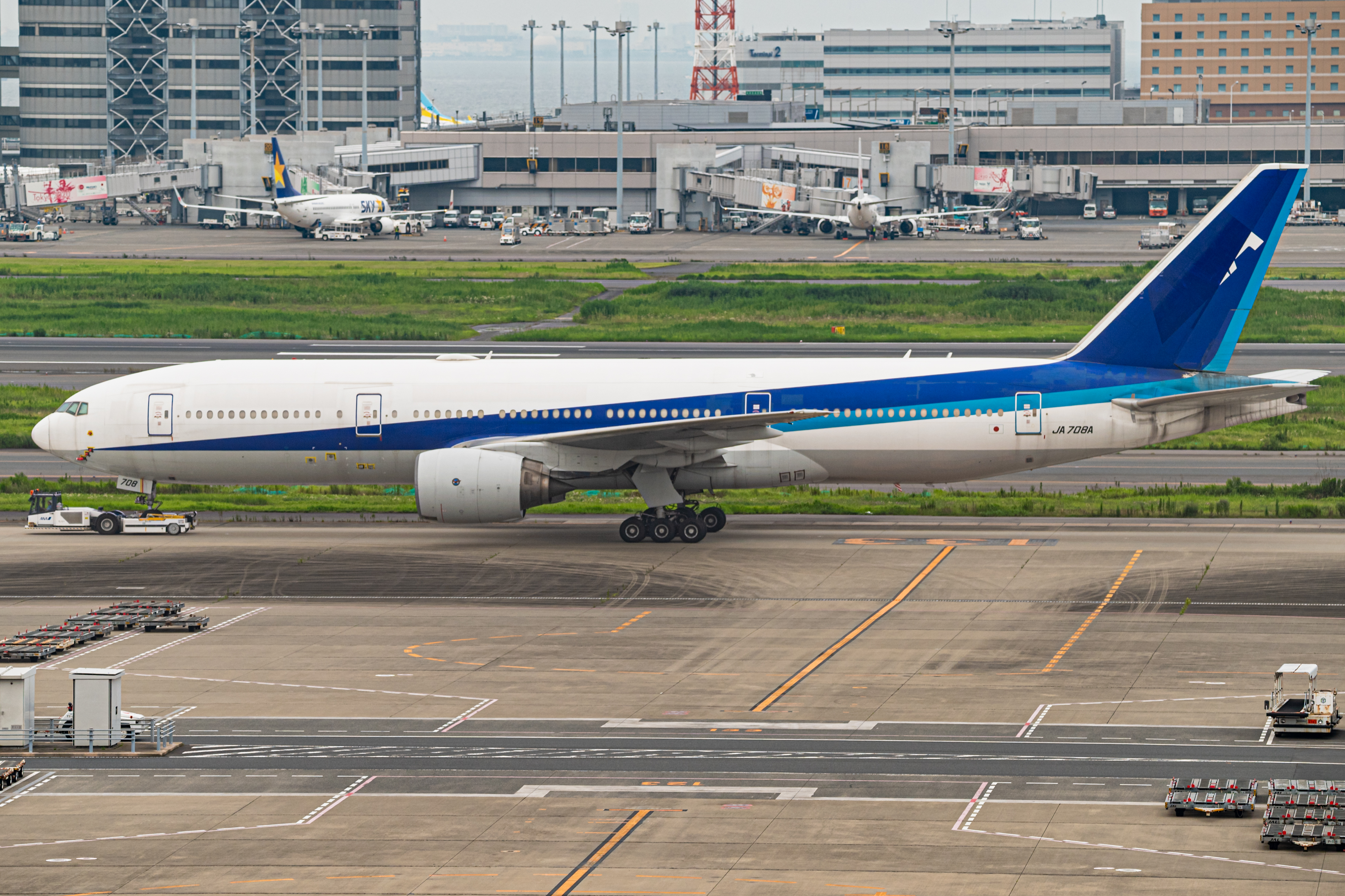 Full size: All Nippon Airways Boeing 777-200ER JA708A at Tokyo-Haneda Airport